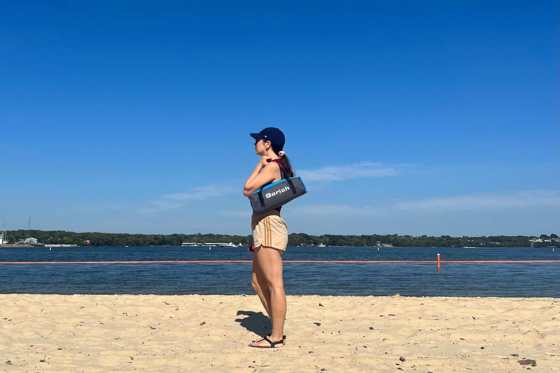 gorich-beach-tent-woman