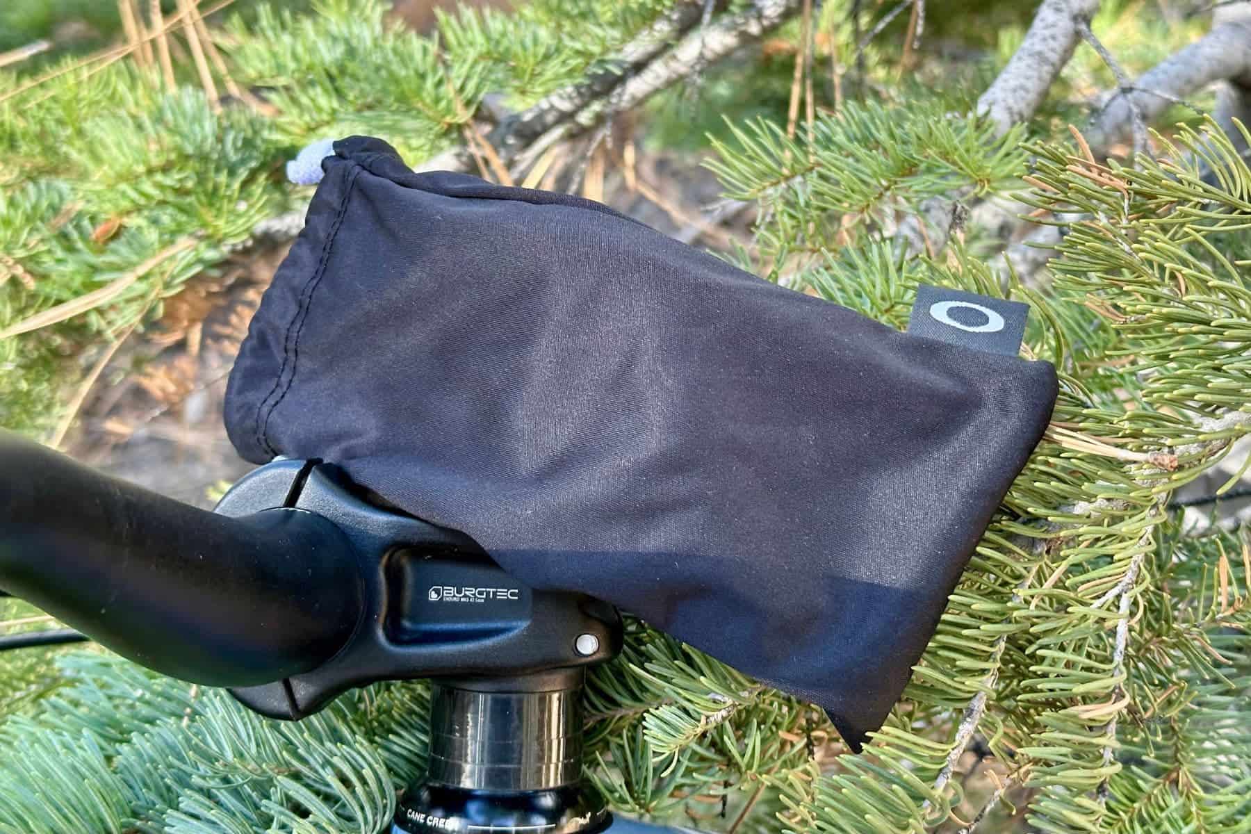 oakley-sutro-prizm-bag