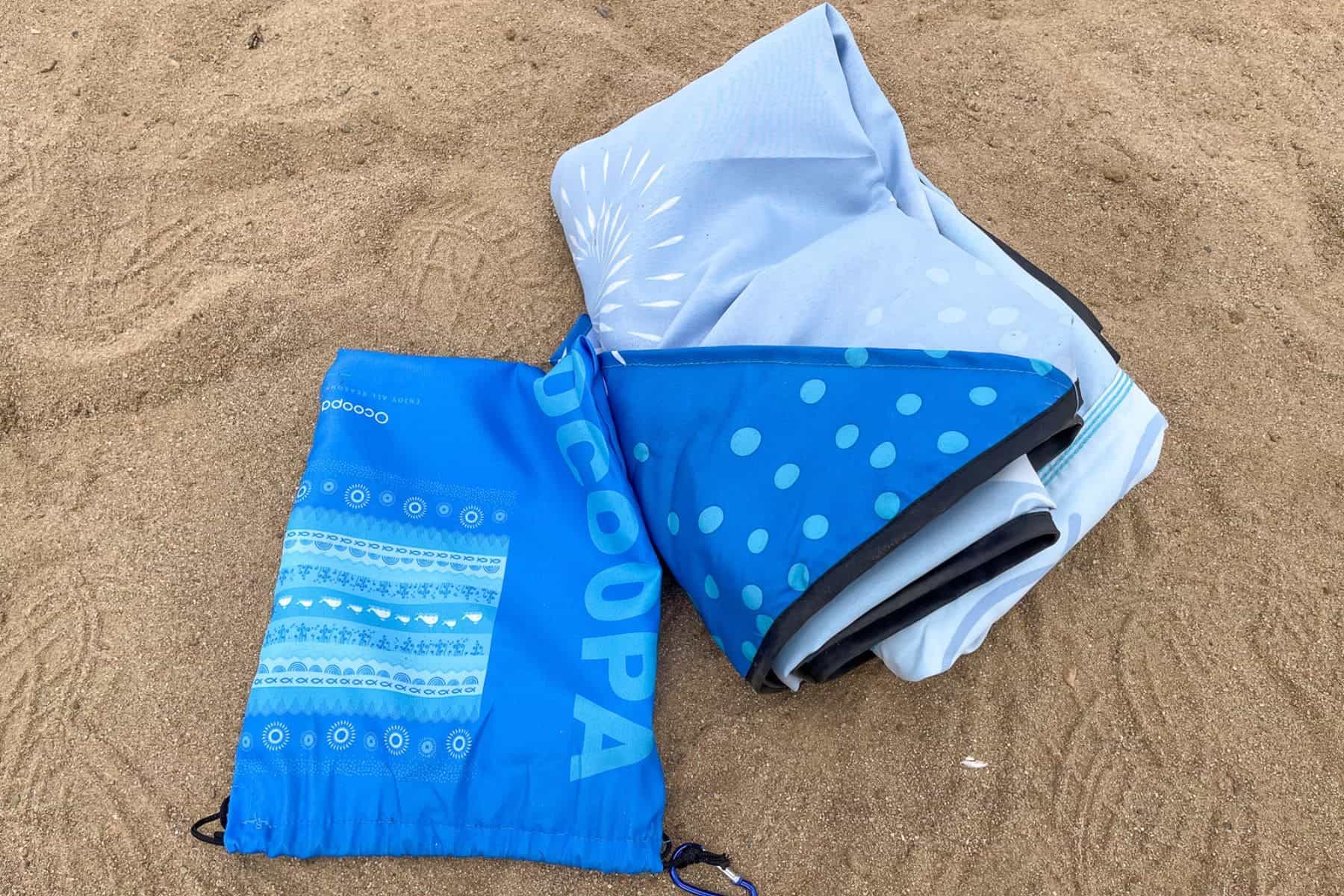 ocoopa-beach-blanket-folded