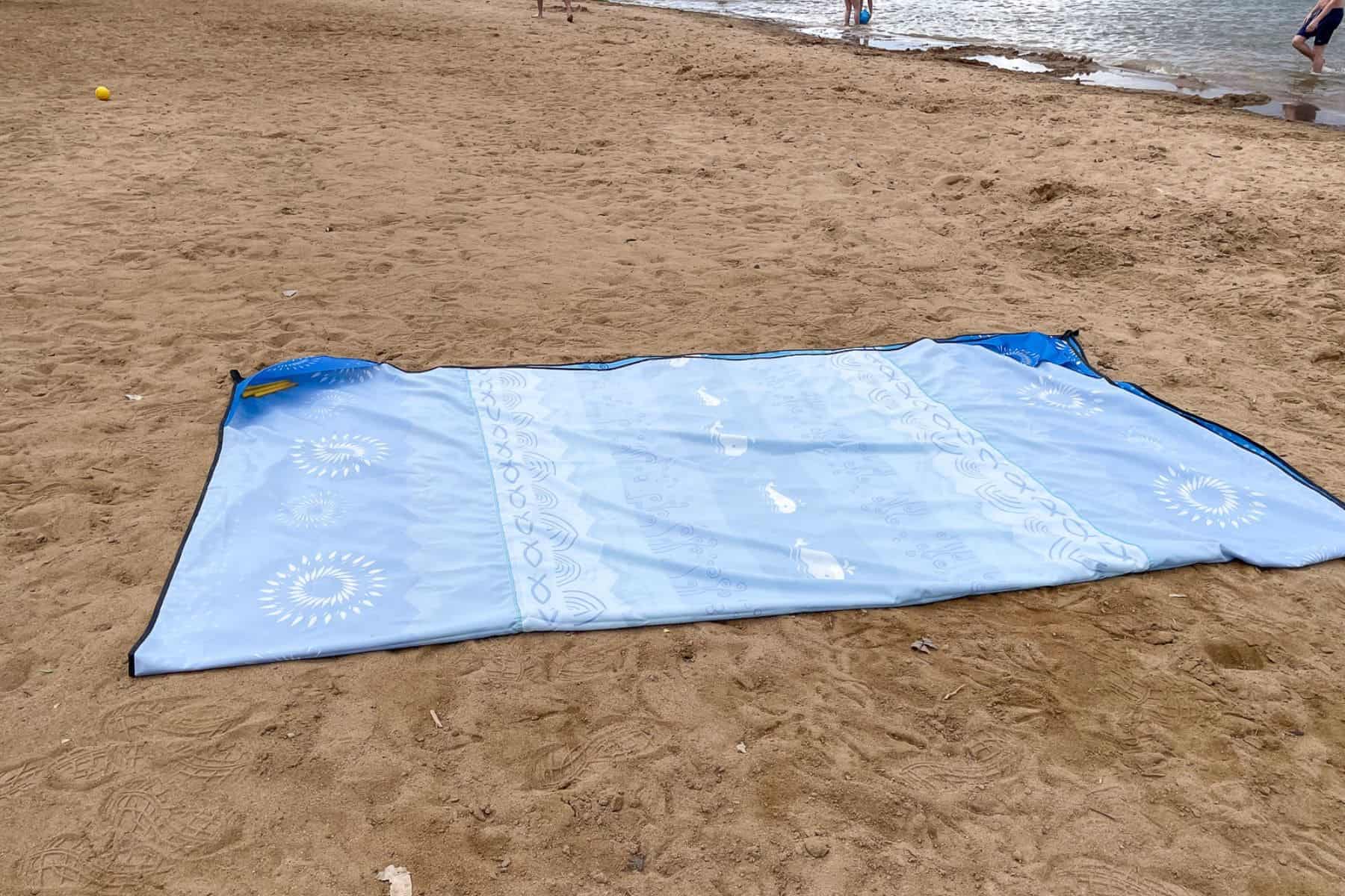 Ocoopa Beach Blanket Folds