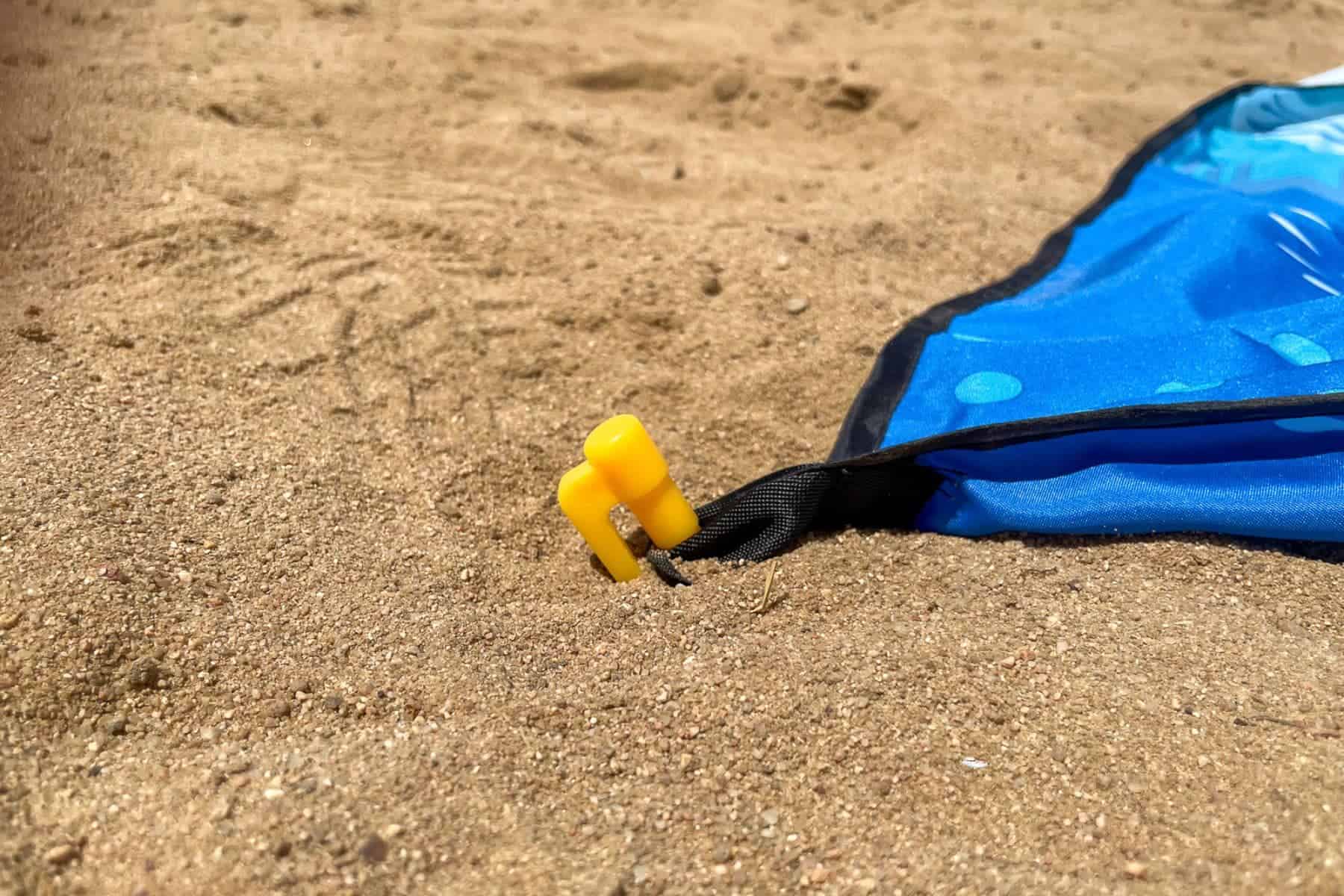 ocoopa-beach-blanket-sand-anchors