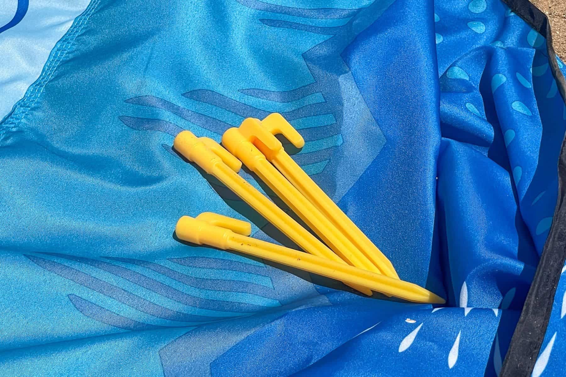 ocoopa-beach-blanket-sand-stakes