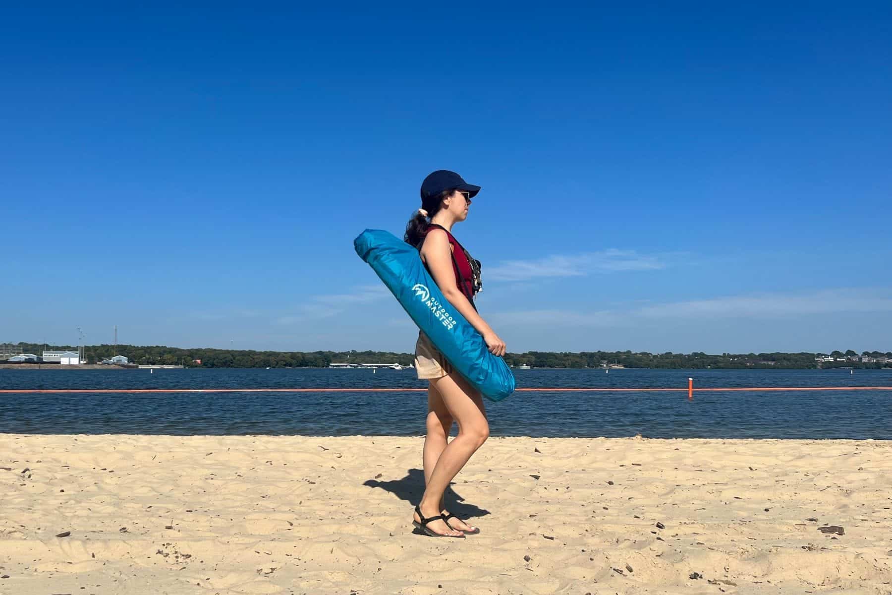 outdoor-master-pop-up-beach-tent-woman