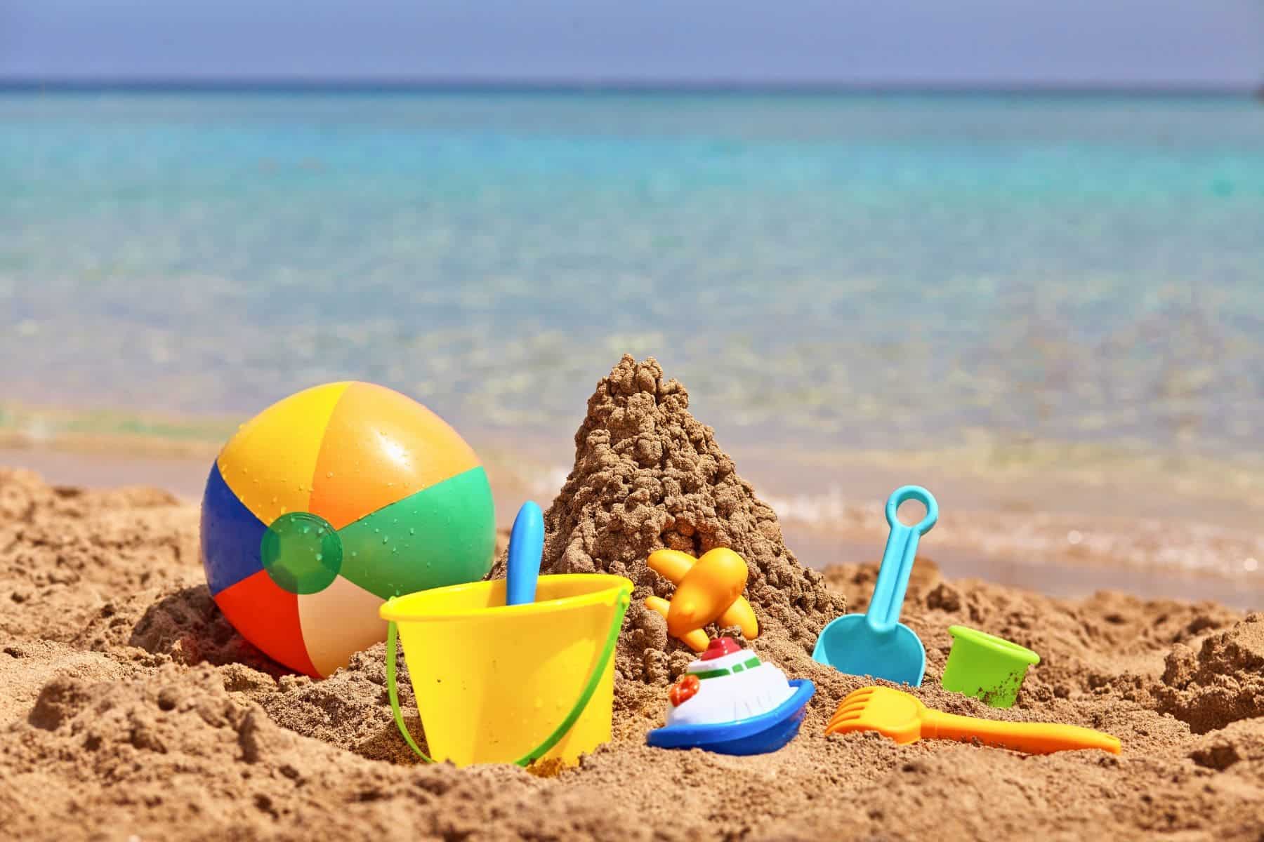 tips-for-taking-baby-to-the-beach-toys