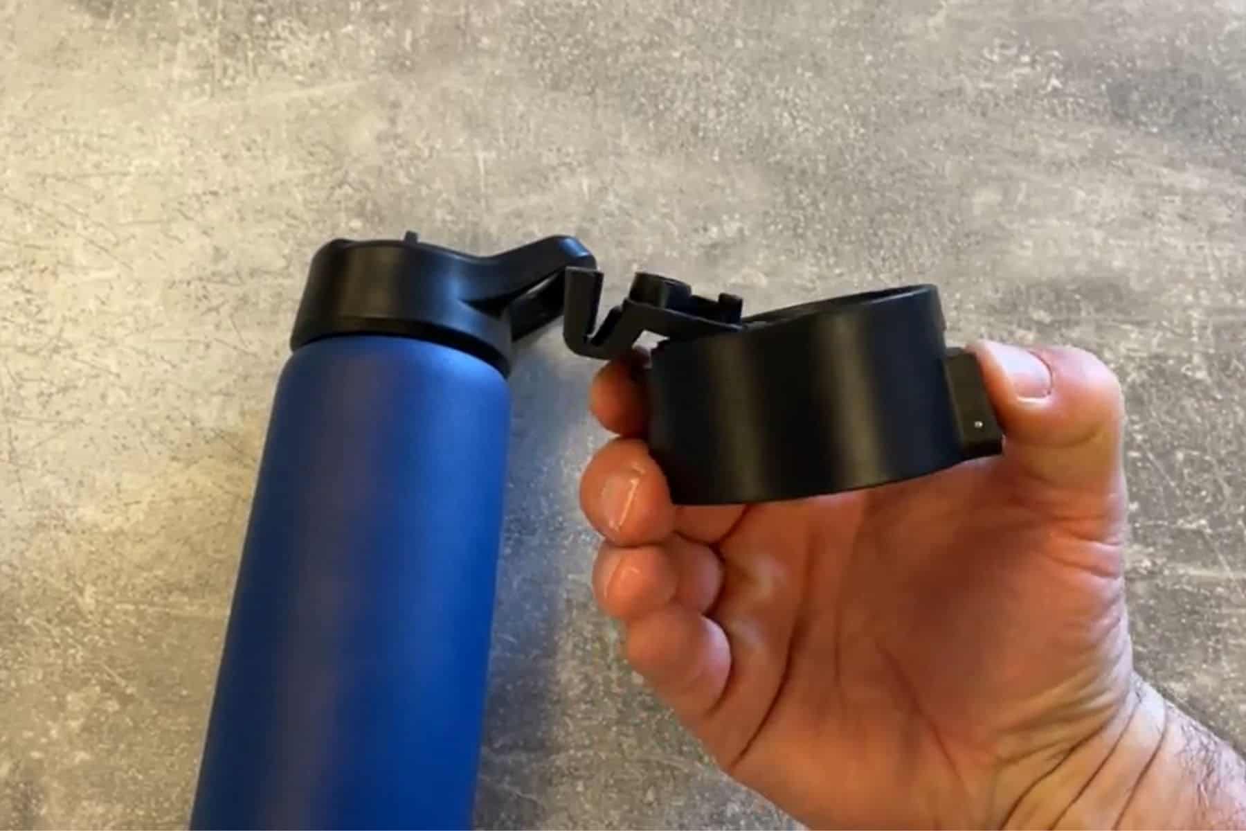 finedine-straw-lid-on-hand