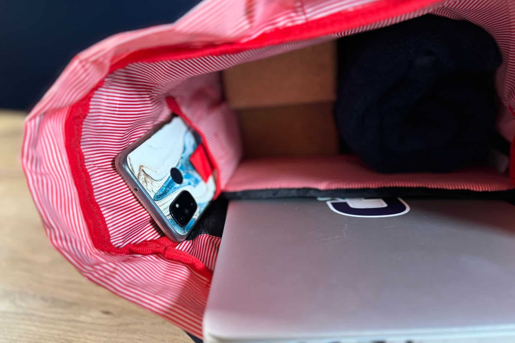 herschel-little-america-attachment-cellphone