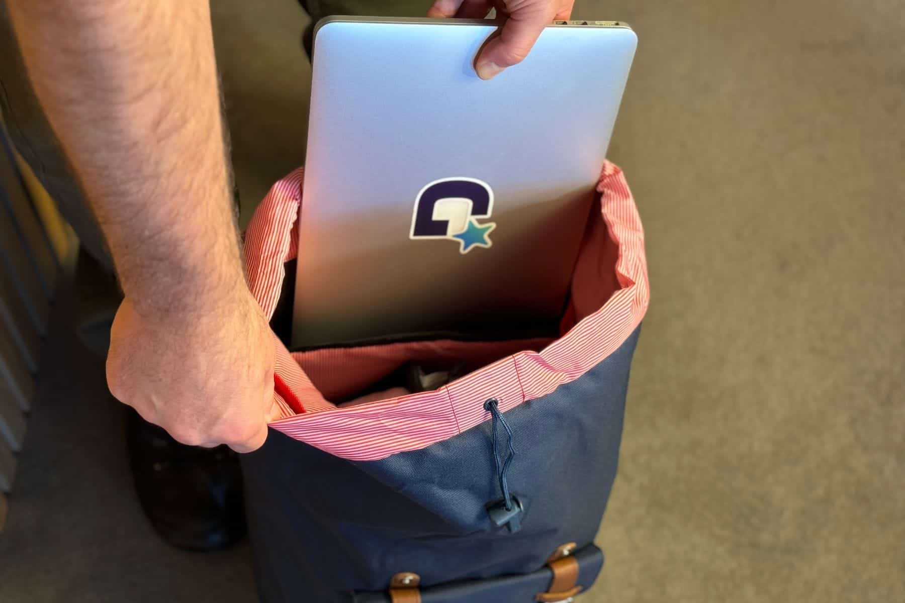 herschel-little-america-attachment-laptops