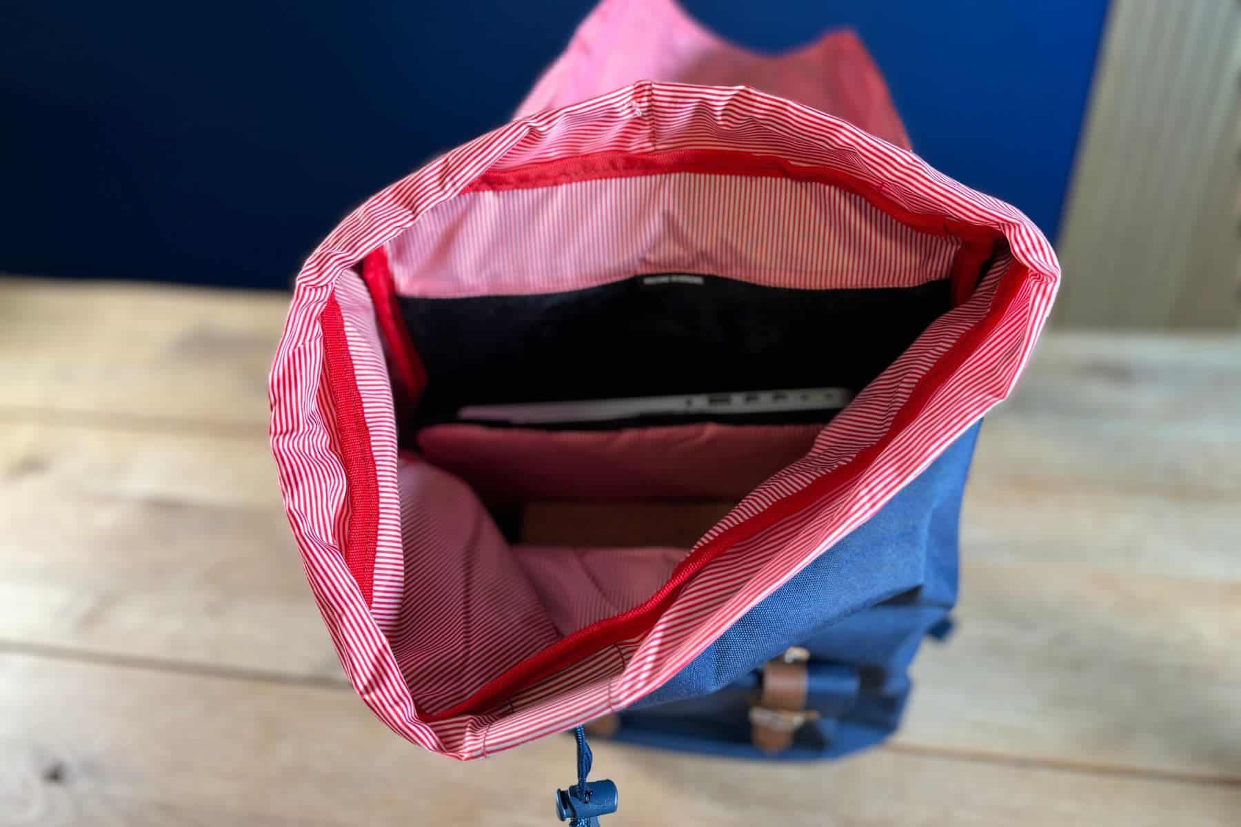 herschel-little-america-attachment-spacious