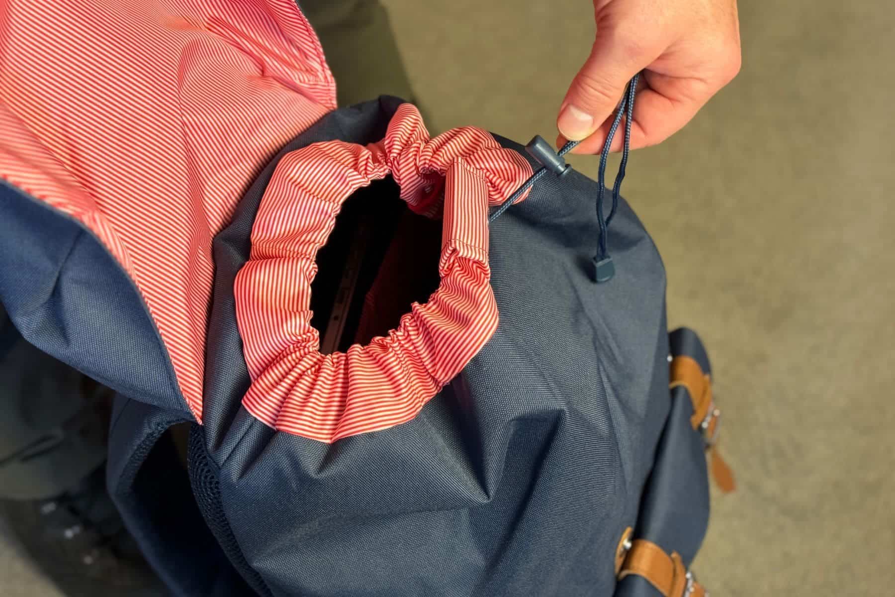 herschel-little-america-compartment