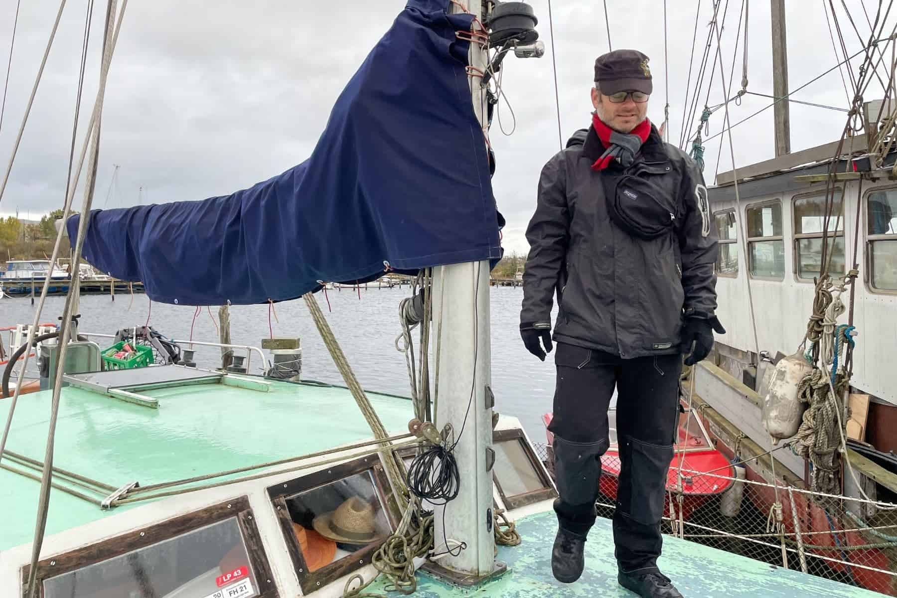 jansport-fifth-avenue-bradley-on-boat