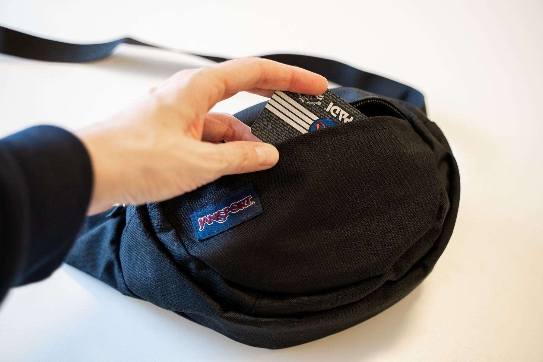 jansport-fifth-avenue-pulling-card