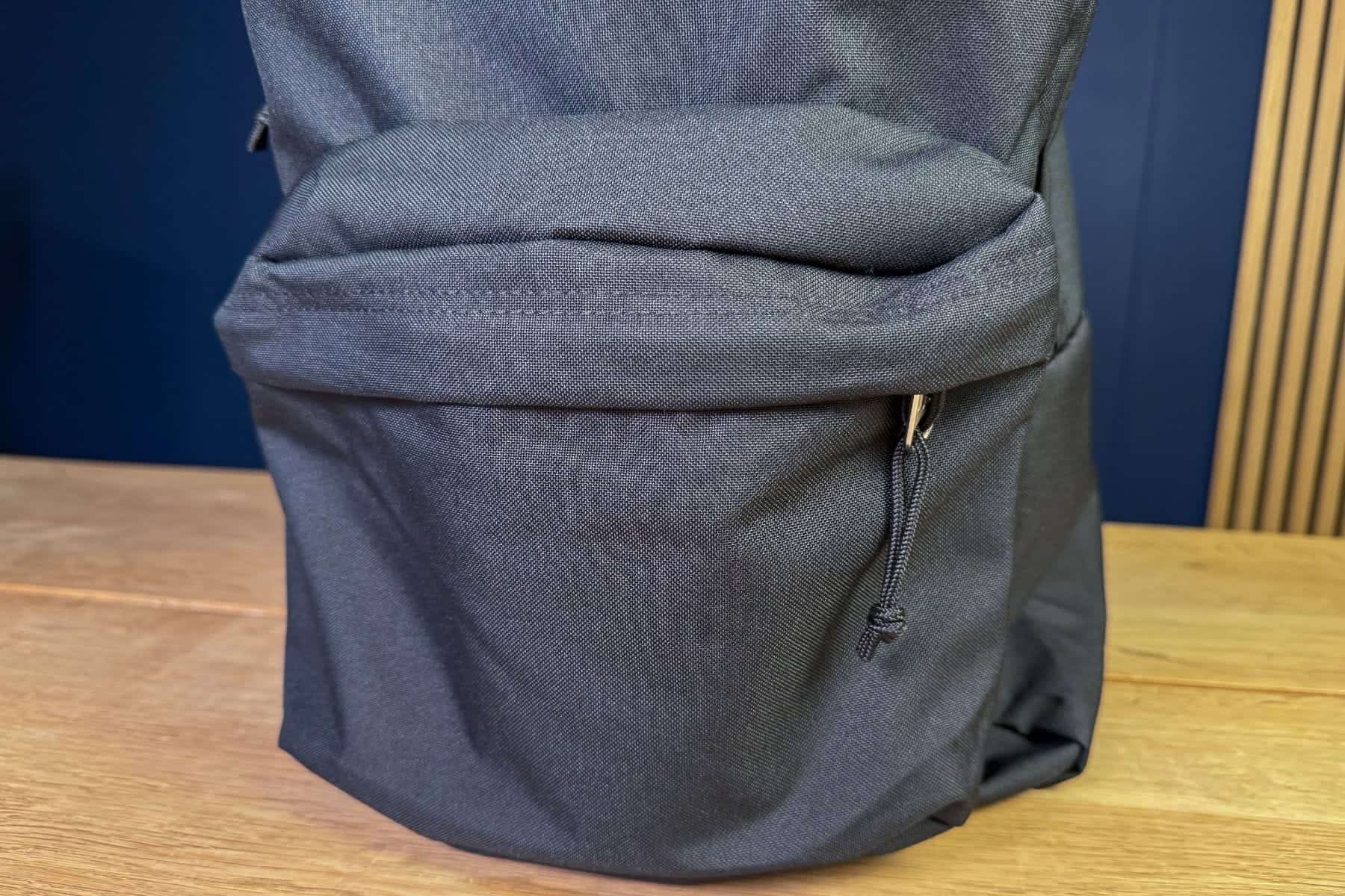 jansport-superbreak-one-26l-front-pockets