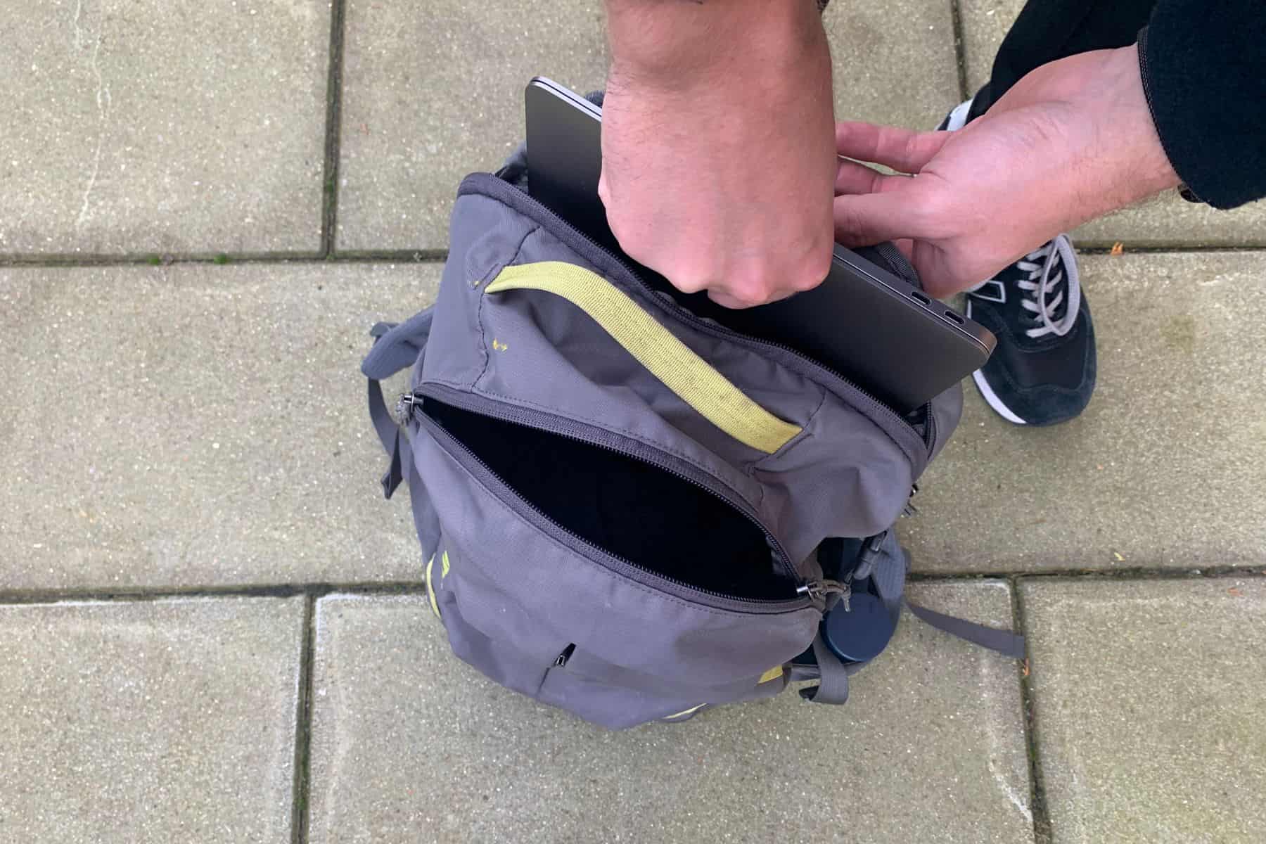 laptop-backpack-putting-laptop