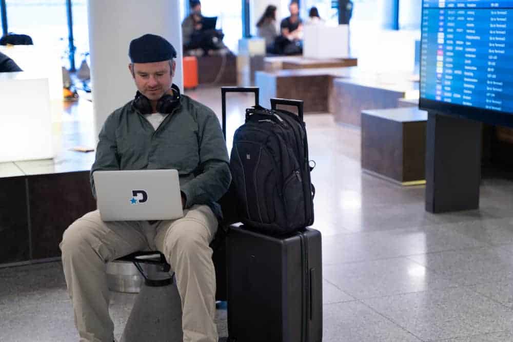 level8-atlas-laptop-backpack-airport3.jpg