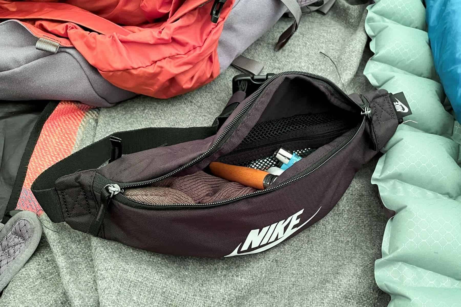 nike-heritage-open-pocket-close-up