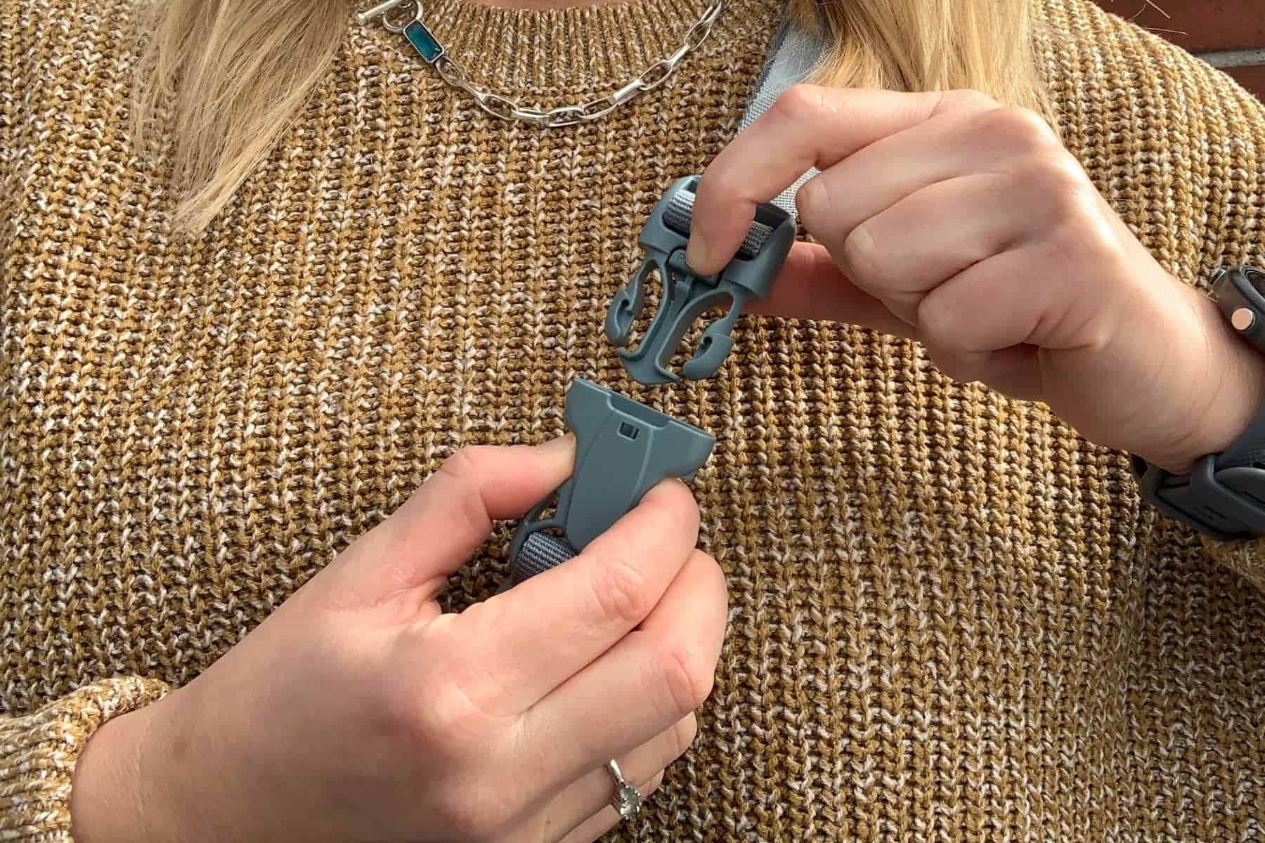 pacsafe-go-sling-pack-doule-press-buckle