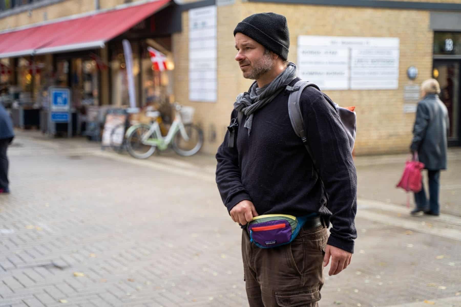 patagonia-ultralight-black-hole-mini-belt-bag-side-view