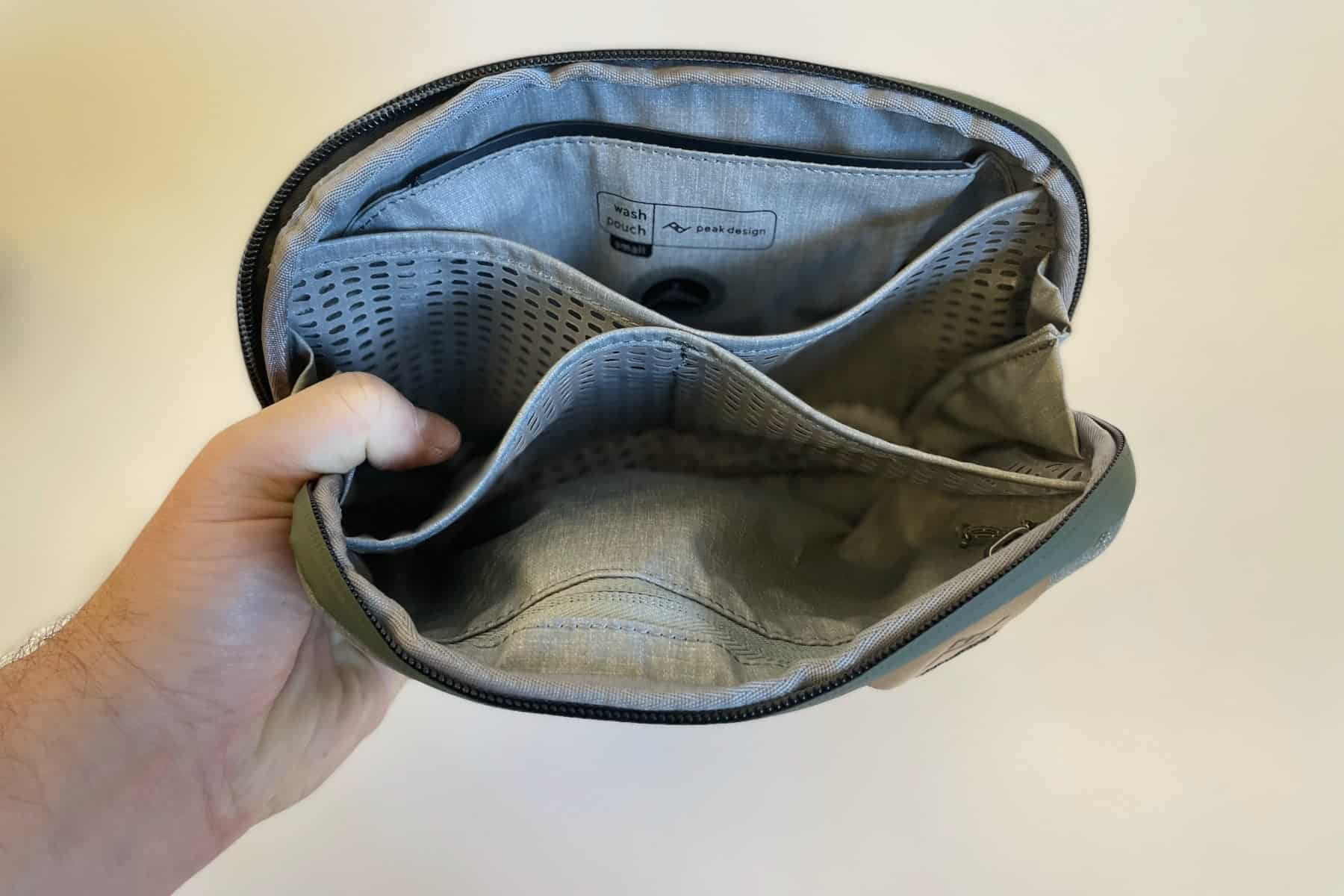peak-design-wash-pouch-magnet-lock
