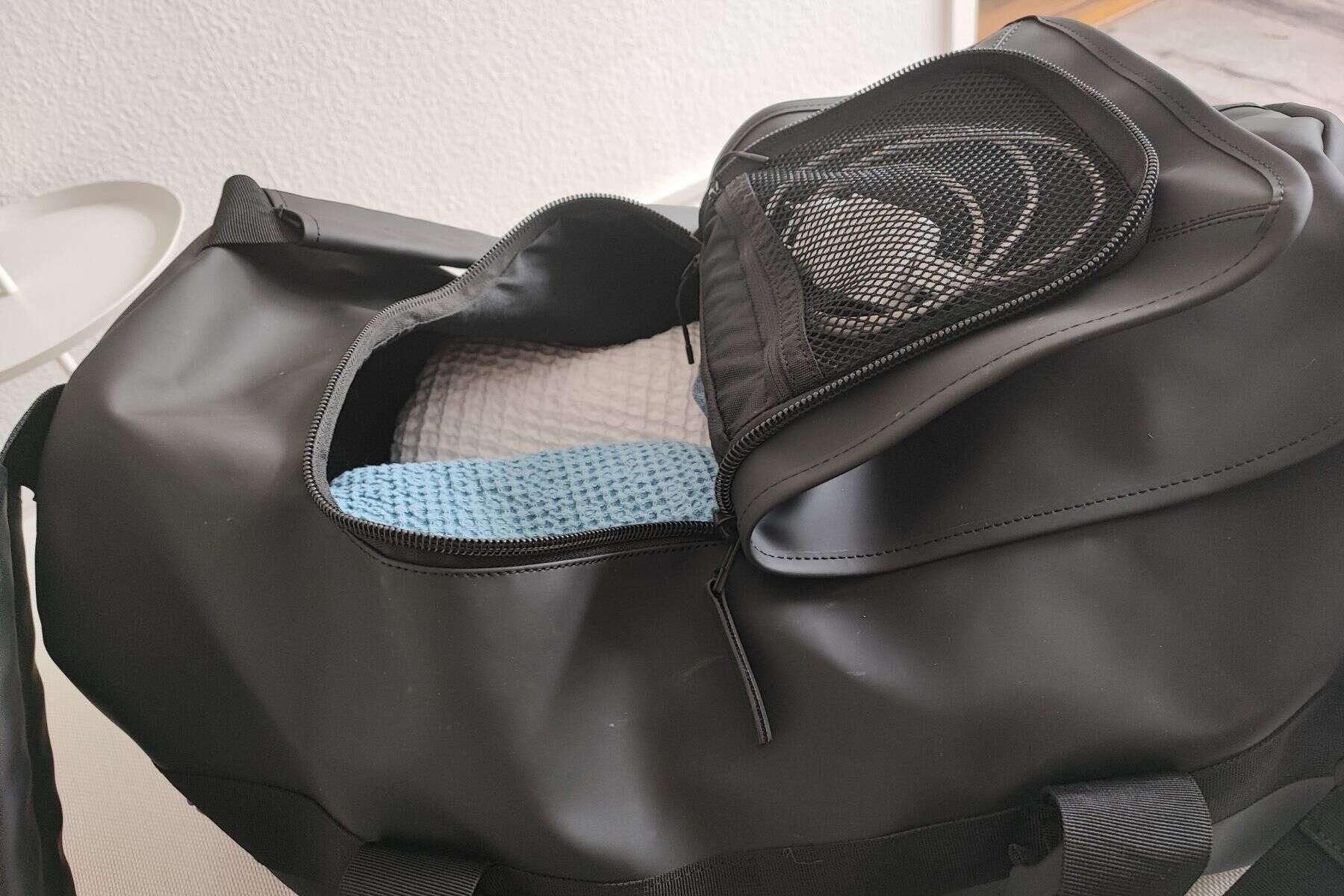 rains-texel-duffel-open