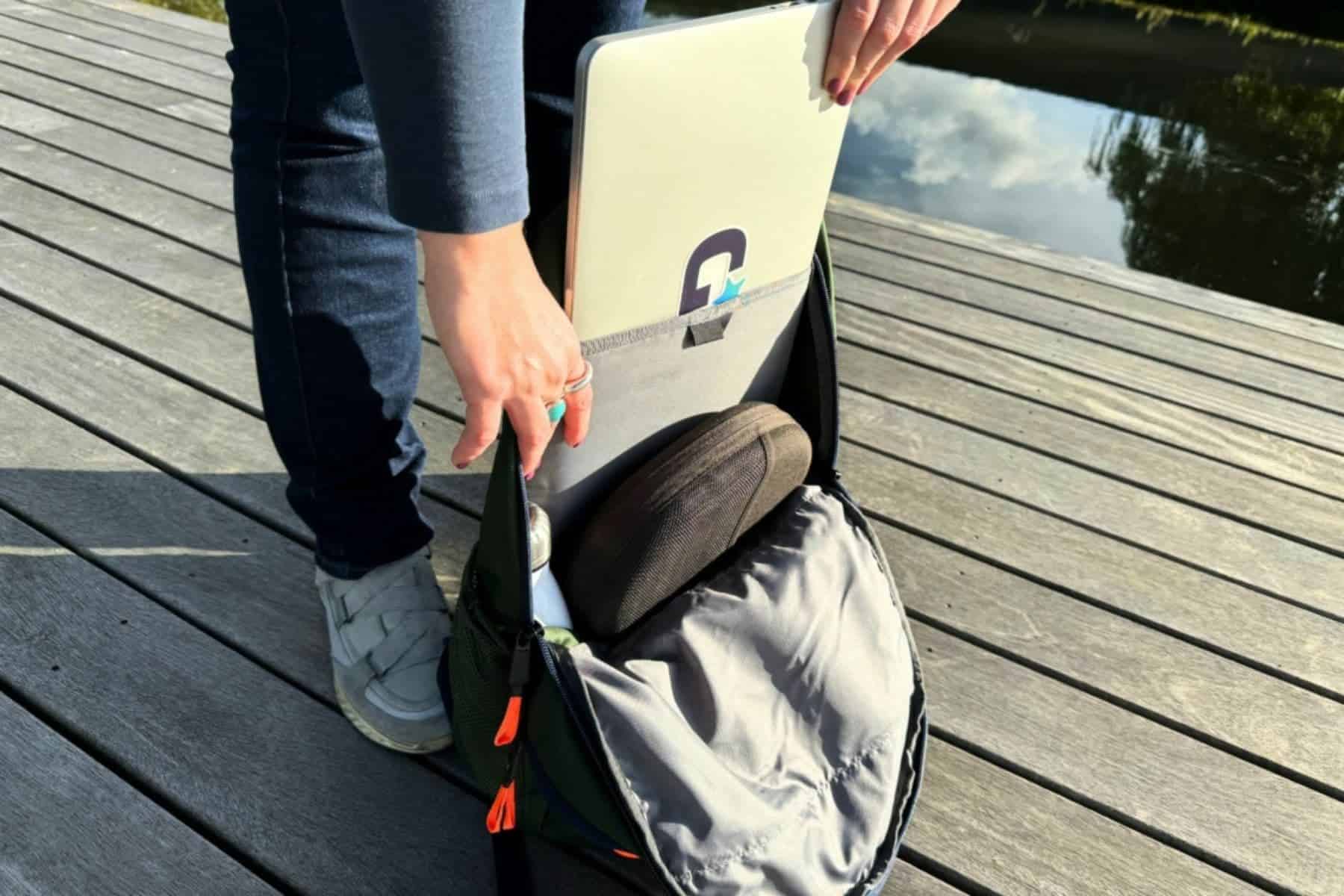 the-northface-jester-backpack-inside-laptop-compartments