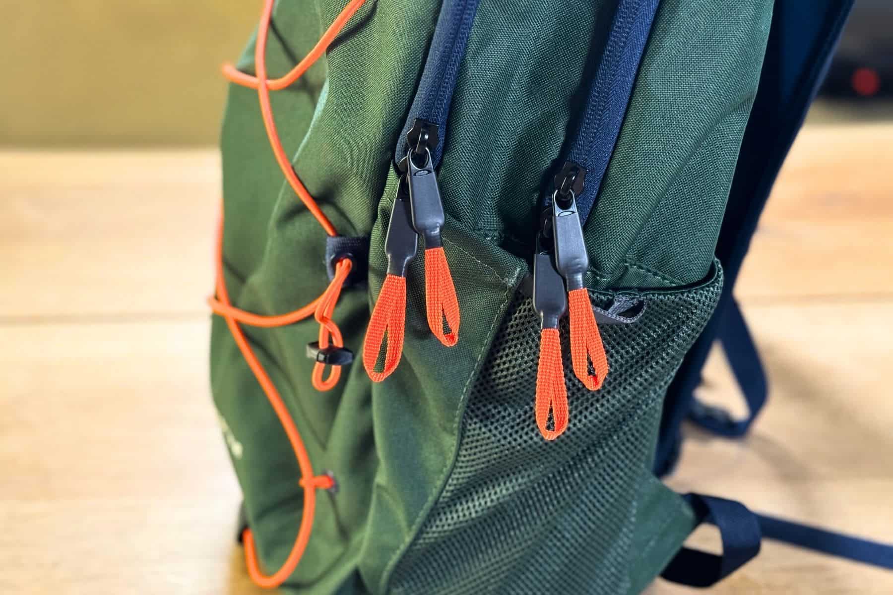the-northface-jester-backpack-quick-release-zipper