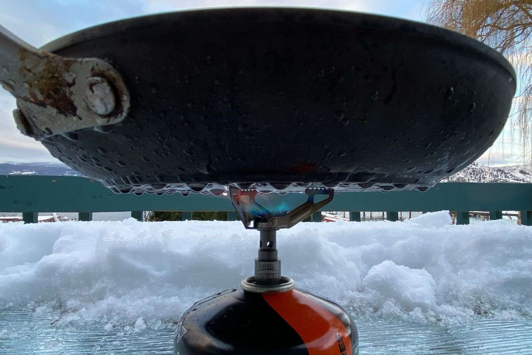 The BRS-3000T supporting a regular sized kitchen pan.