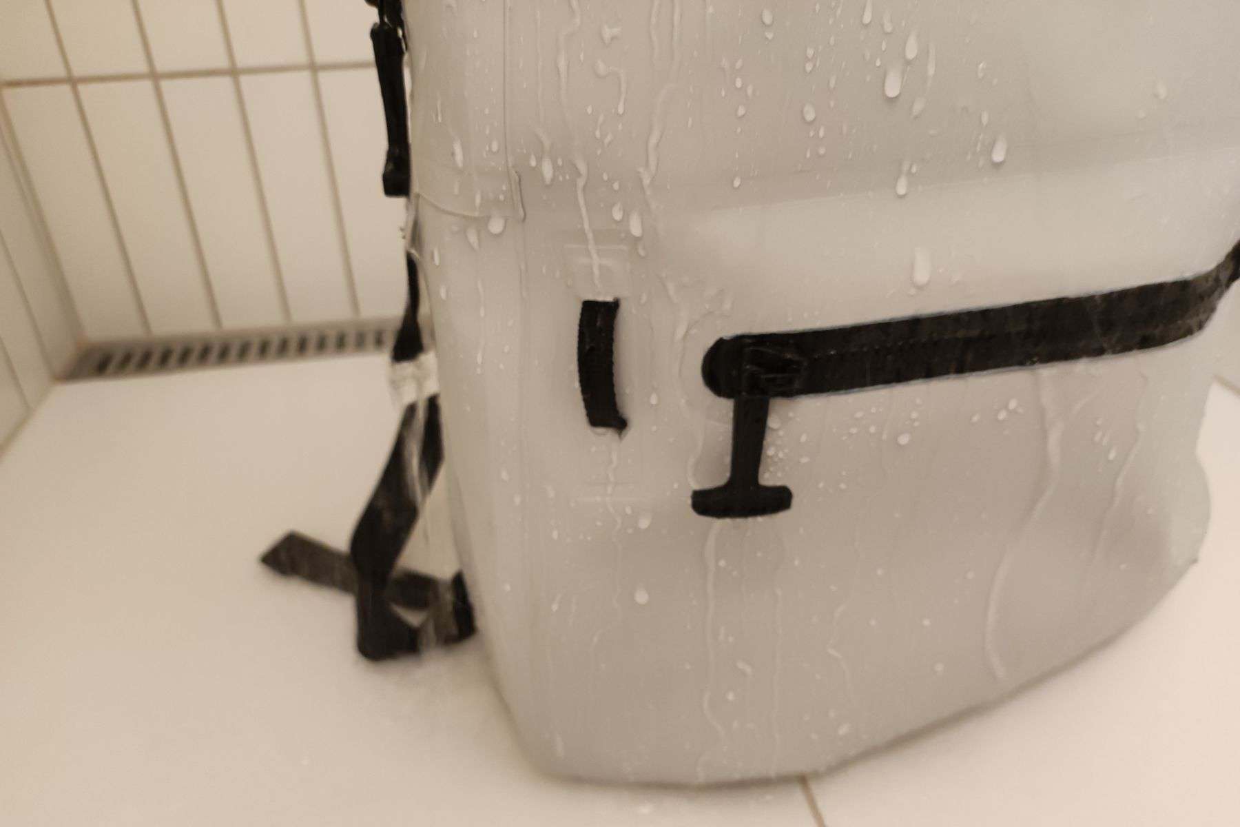 fogland-waterproof-backpack-15-25l-water-close-up