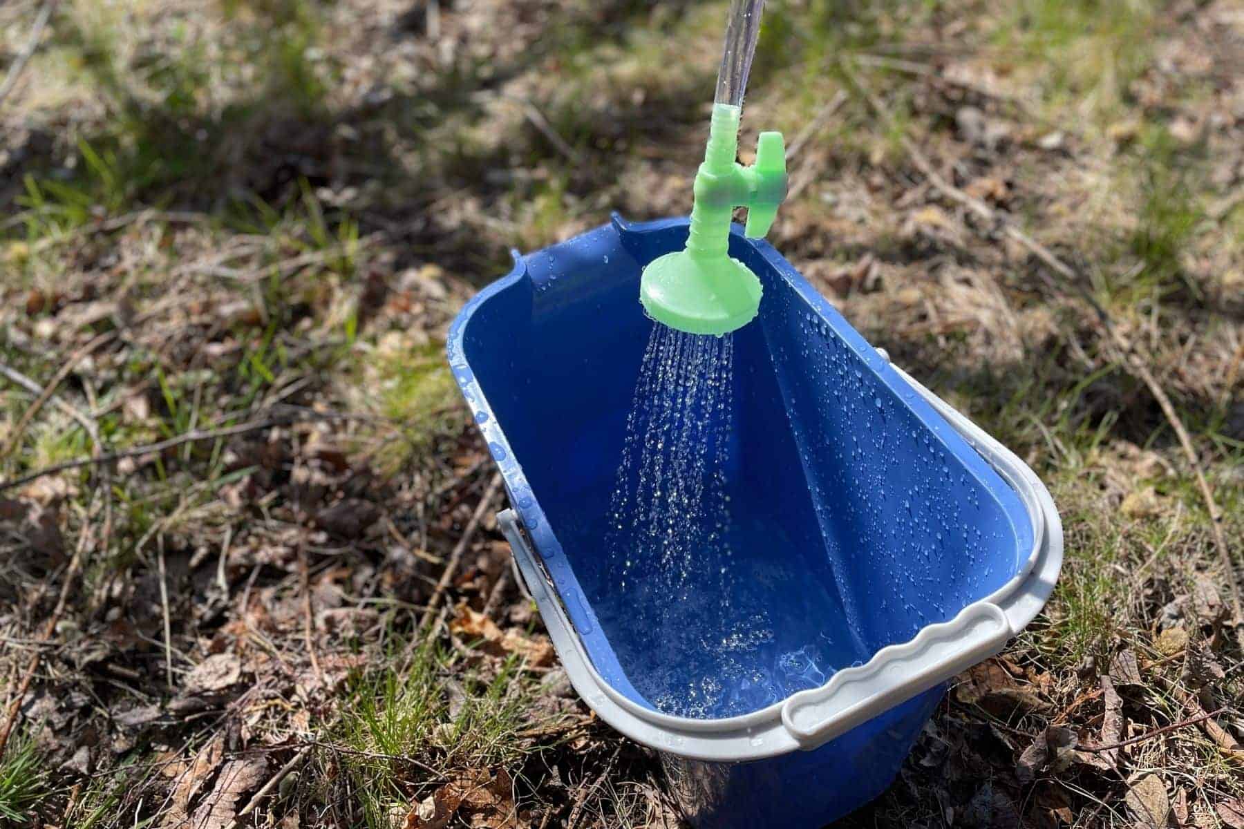 risepro-20l-solar-sprinkling-water-on-bucket