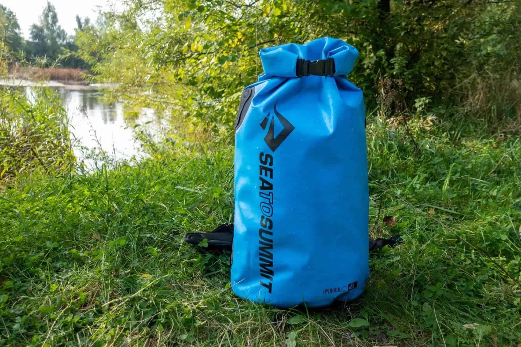 sea-to-summit-hydraulic-standing-on-grass