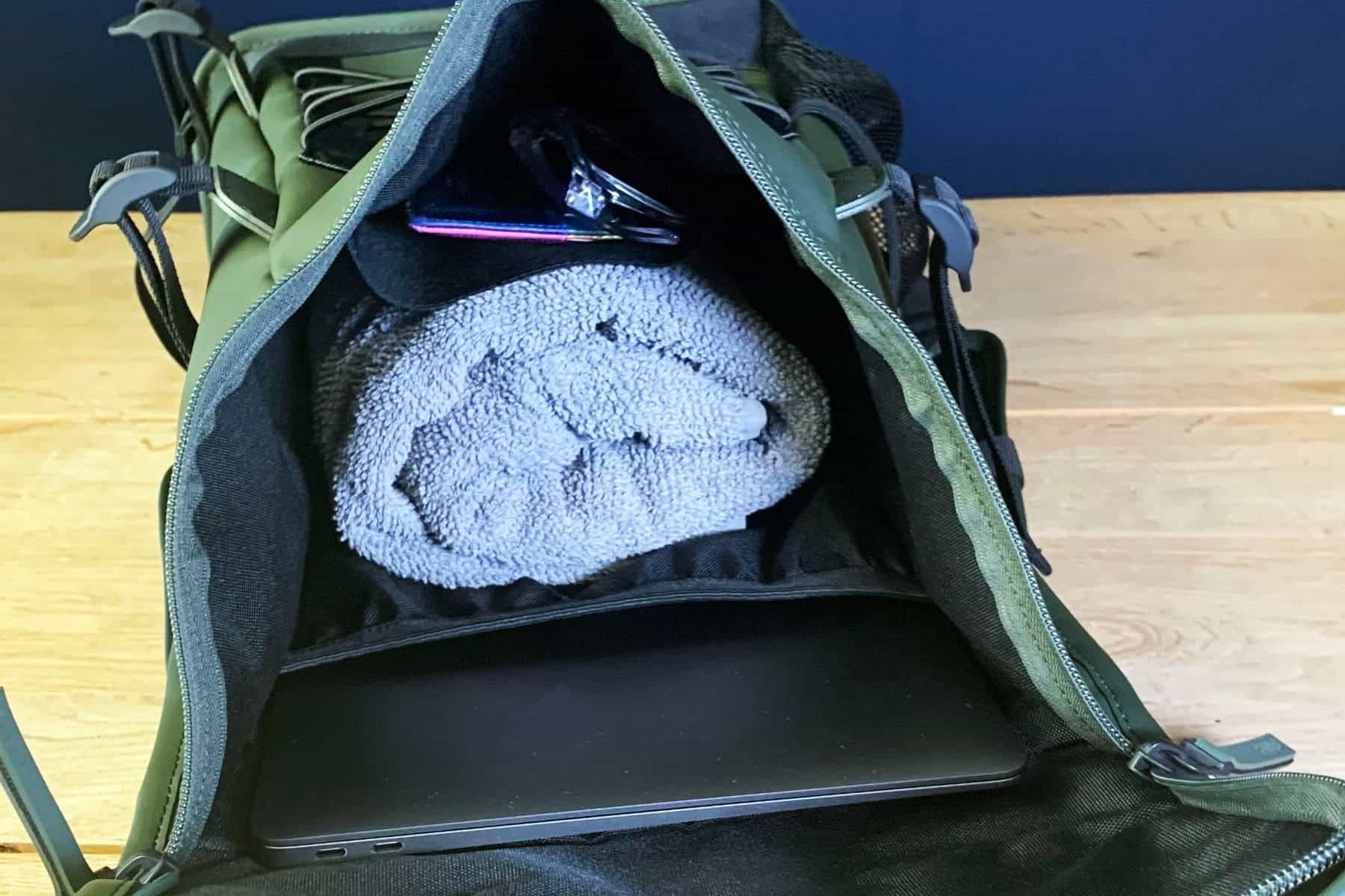 the-rains-trail-mountaineer-bag-large-internal-pocket-small-pocket