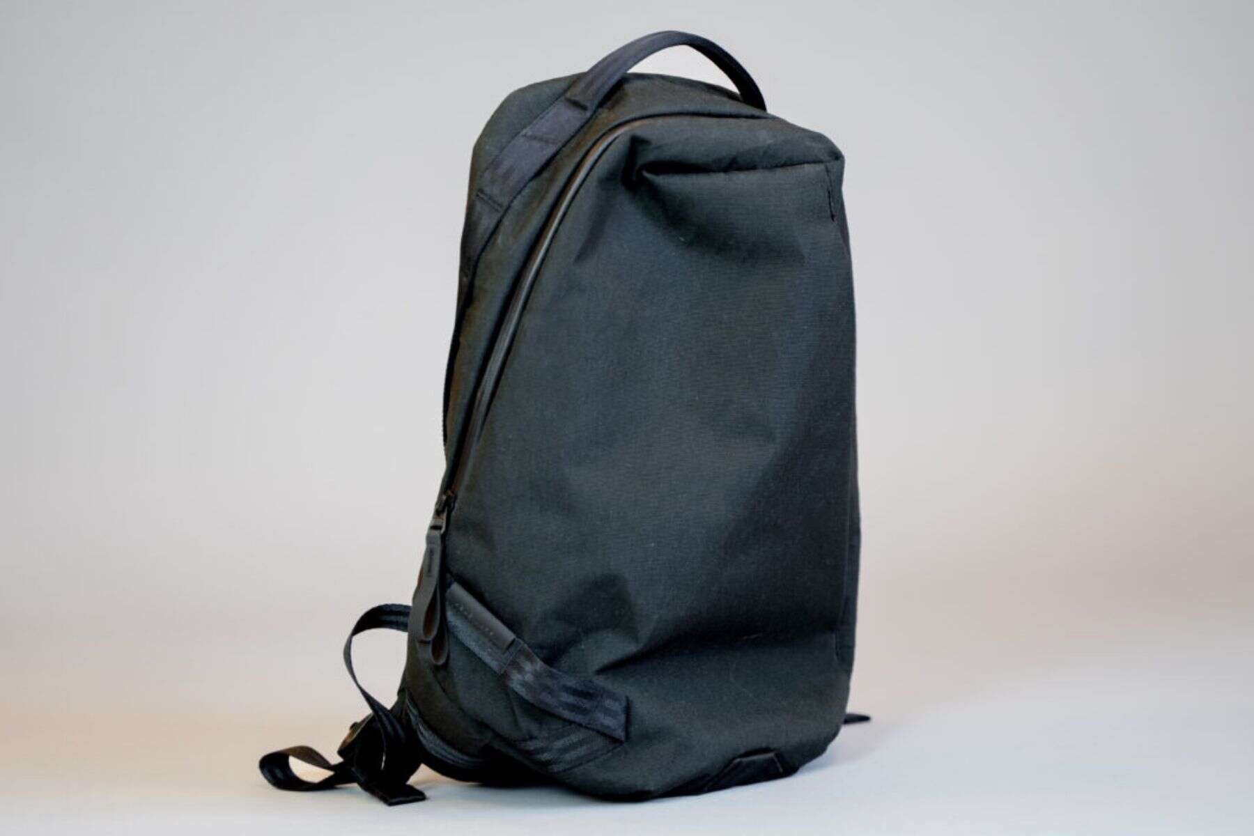 able-carry-side-details-minimalist-look