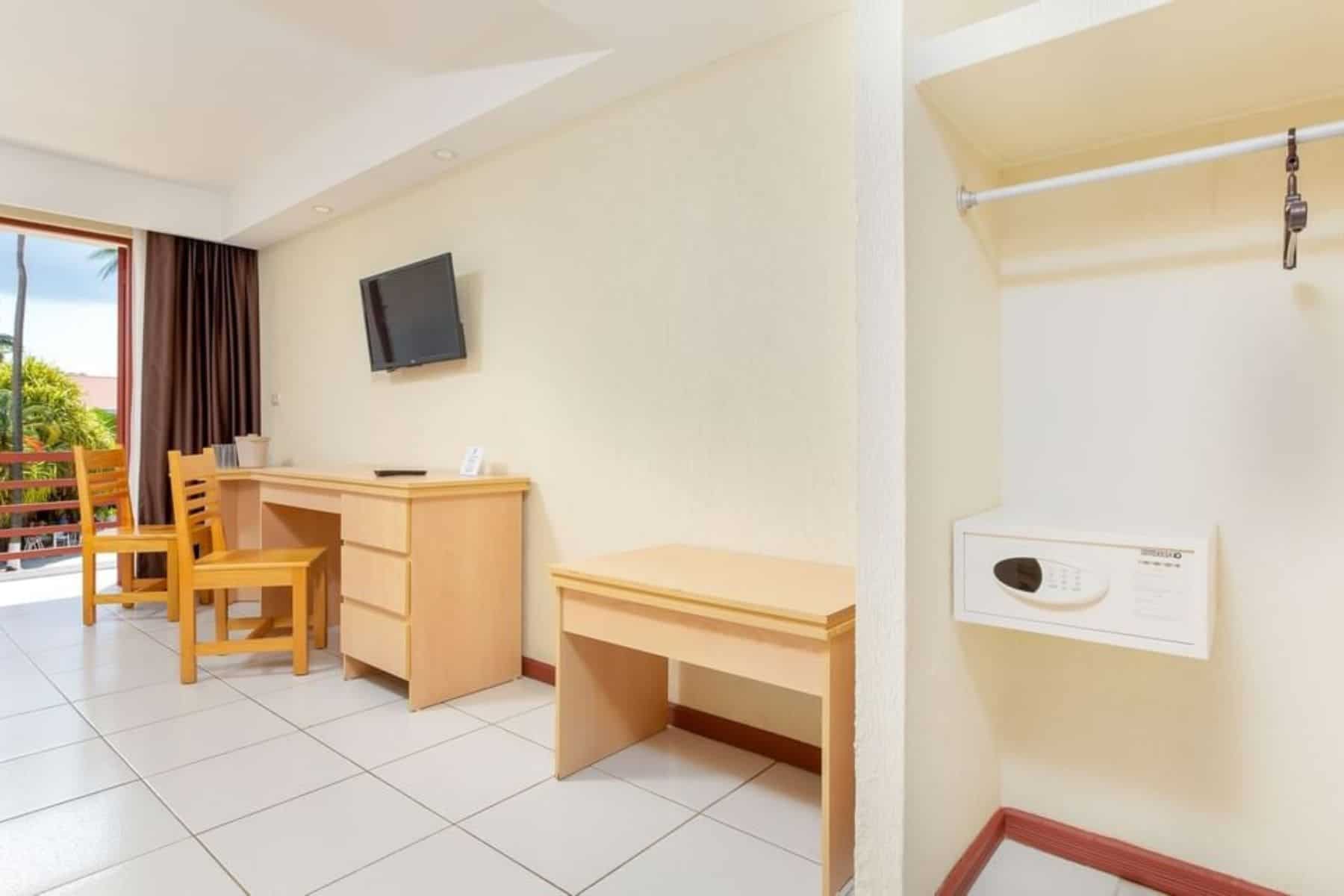 best-western-jaco-beach-living-room