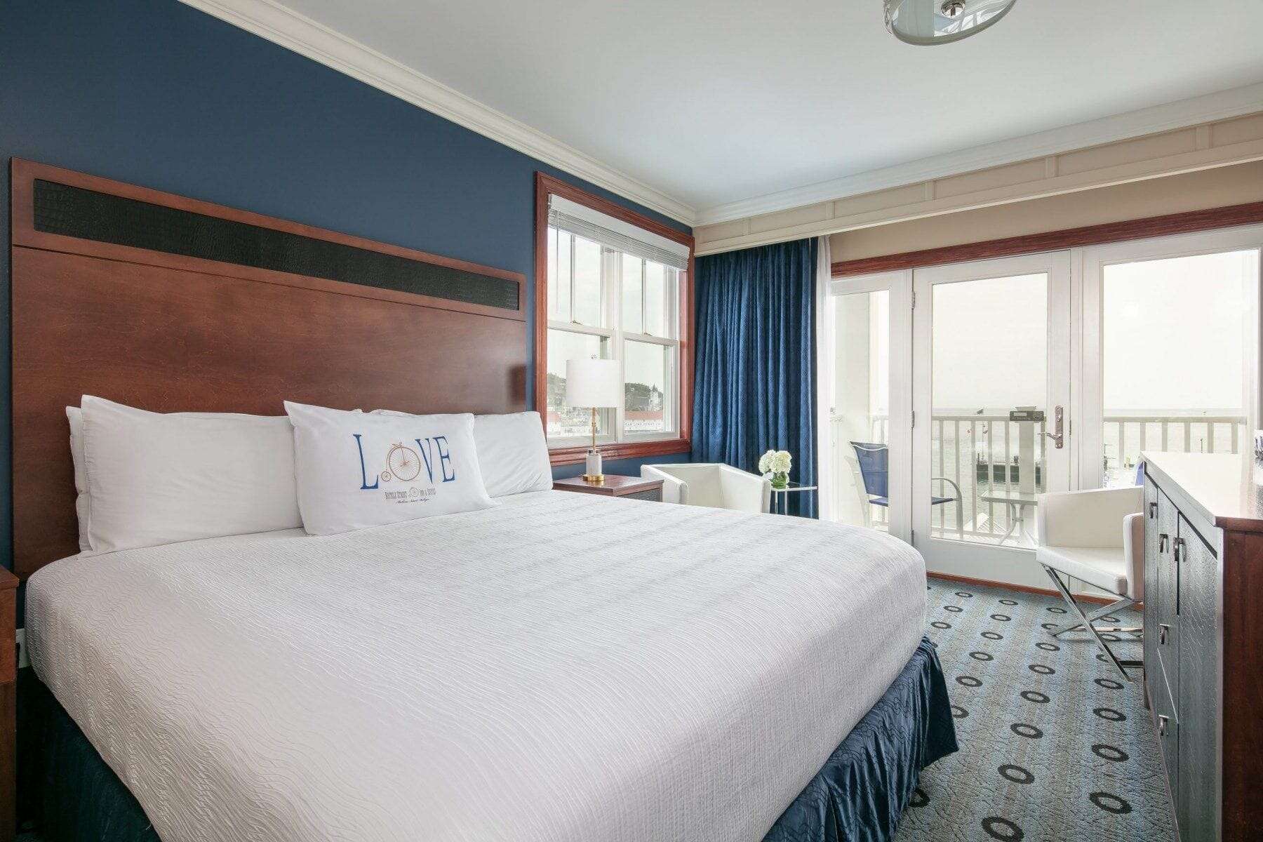 bicycle-street-inn-bed