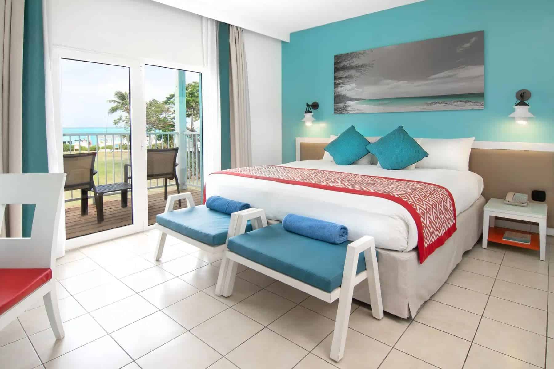 club-med-turkoise-bedroom