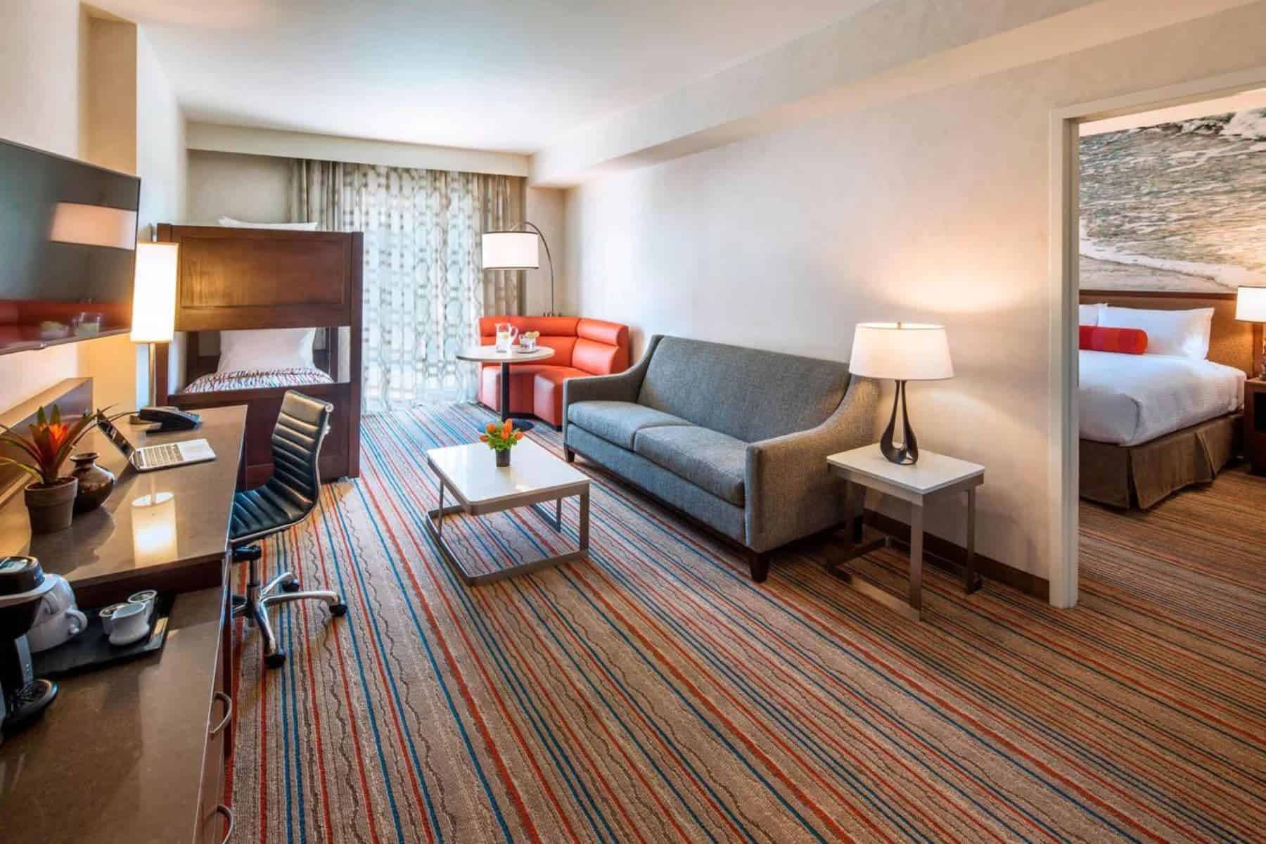 courtyard-by-marriott-anaheim-living-room