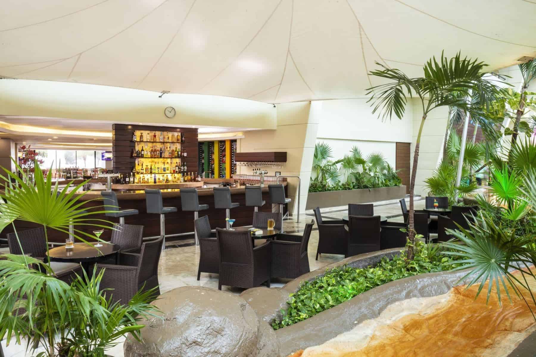 crown-paradise-club-cancun-lobby-bar