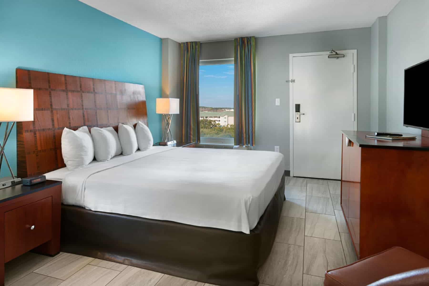 crown-reef-beach-resort-and-waterpark-bed