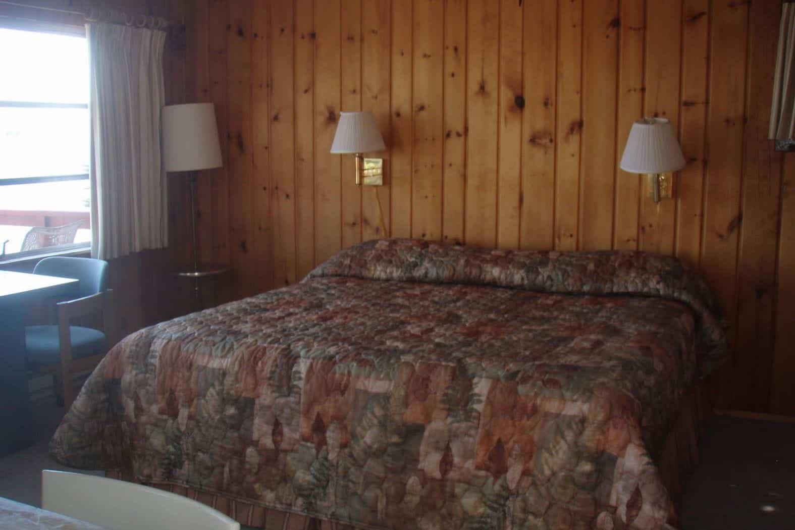 fair-hills-resort-detroit-lakes-minnesota-bed-close