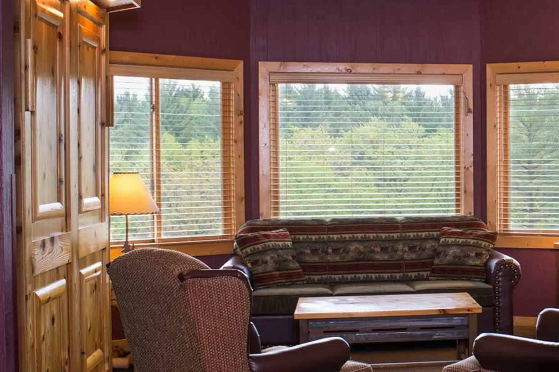 glacier-canyon-lodge-living