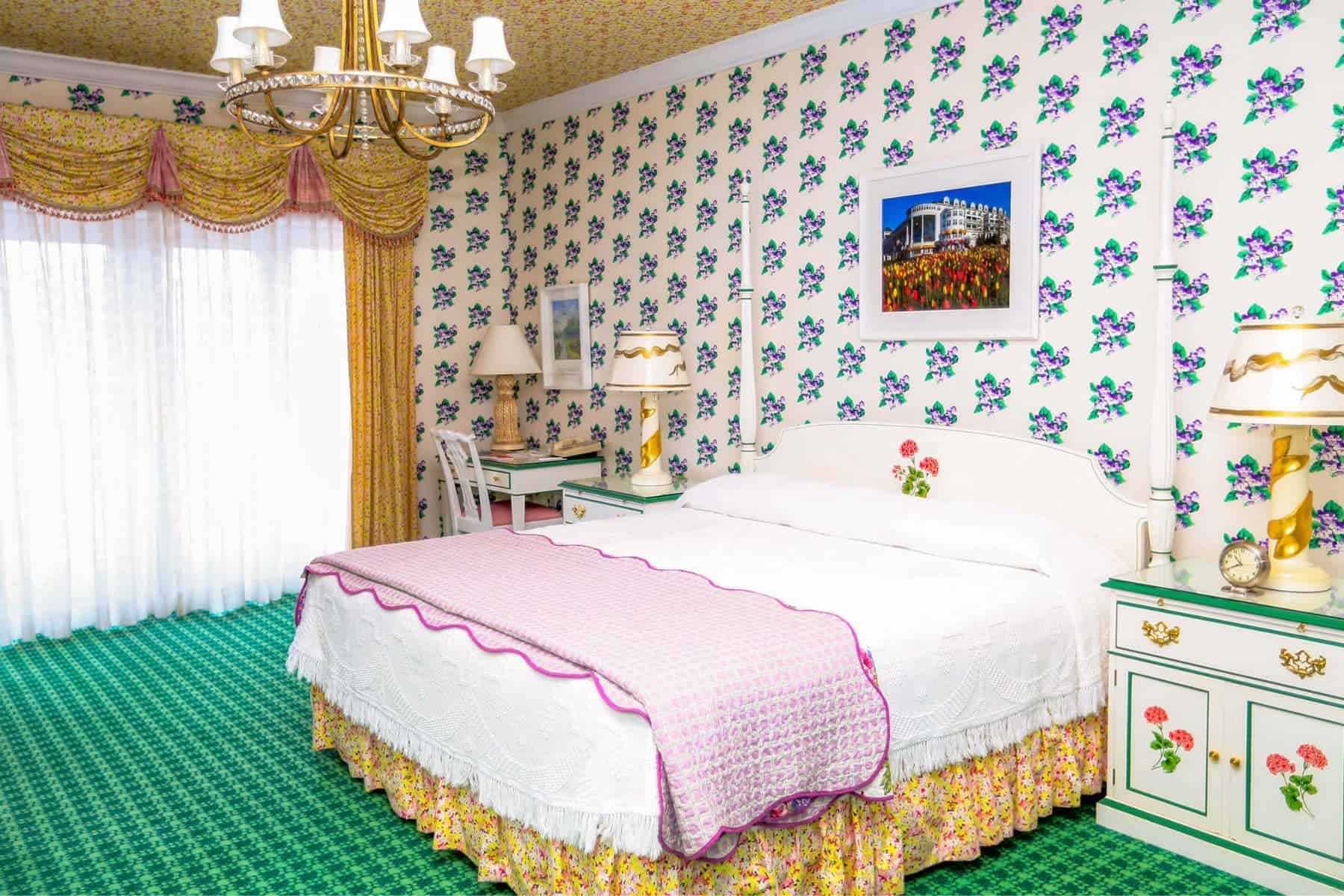 grand-hotel-mackinac-island-michigan-bed-pink