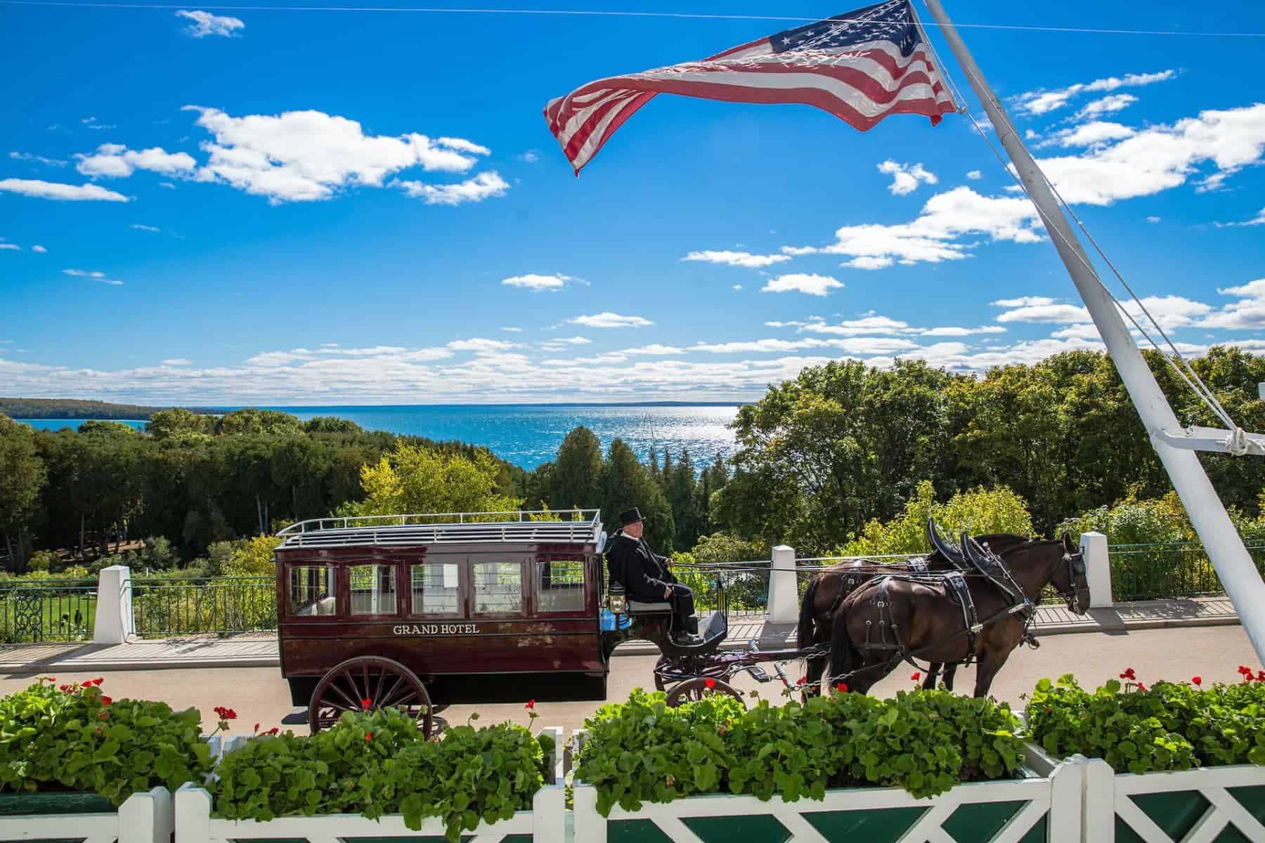 grand-hotel-mackinac-island-michigan-chariot