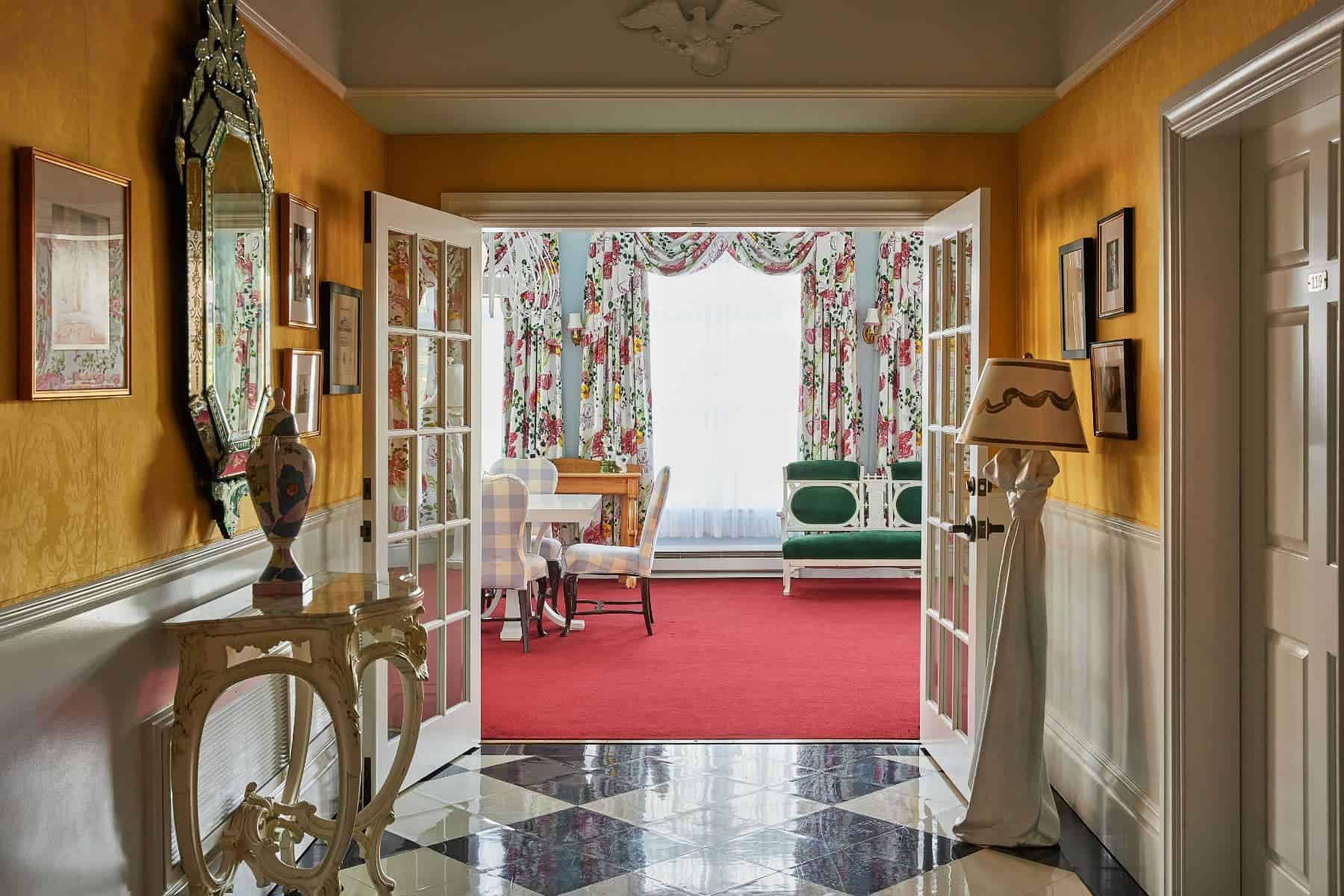 grand-hotel-mackinac-island-michigan-hall-room