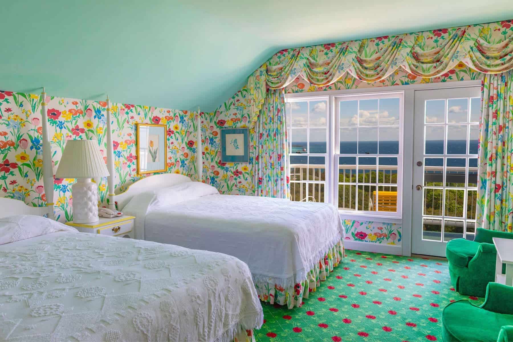 grand-hotel-mackinac-island-michigan-lakeview