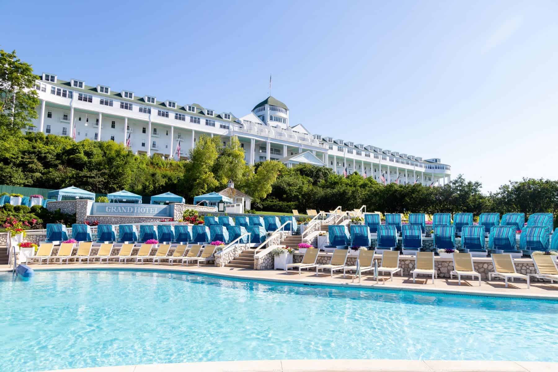 grand-hotel-mackinac-island-michigan-pool-side