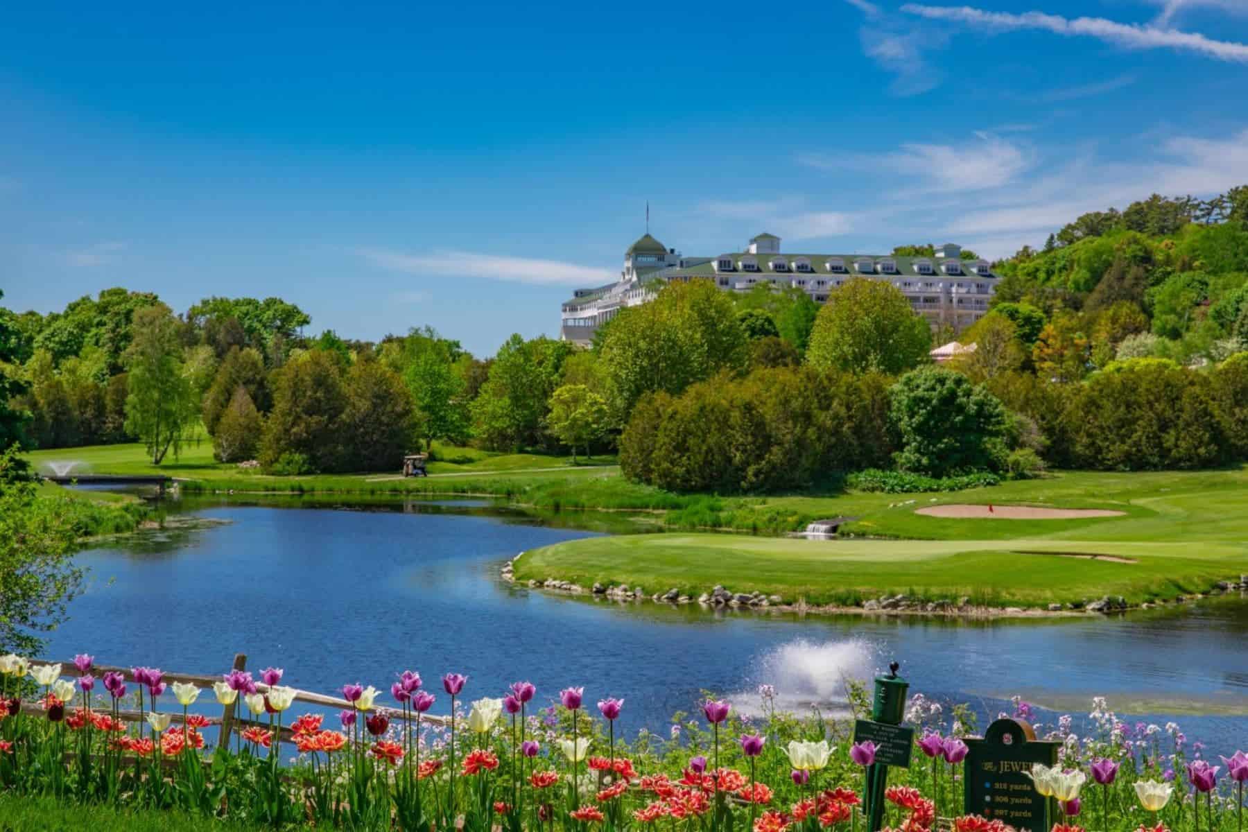 grand-hotel-mackinac-island-michigan-side