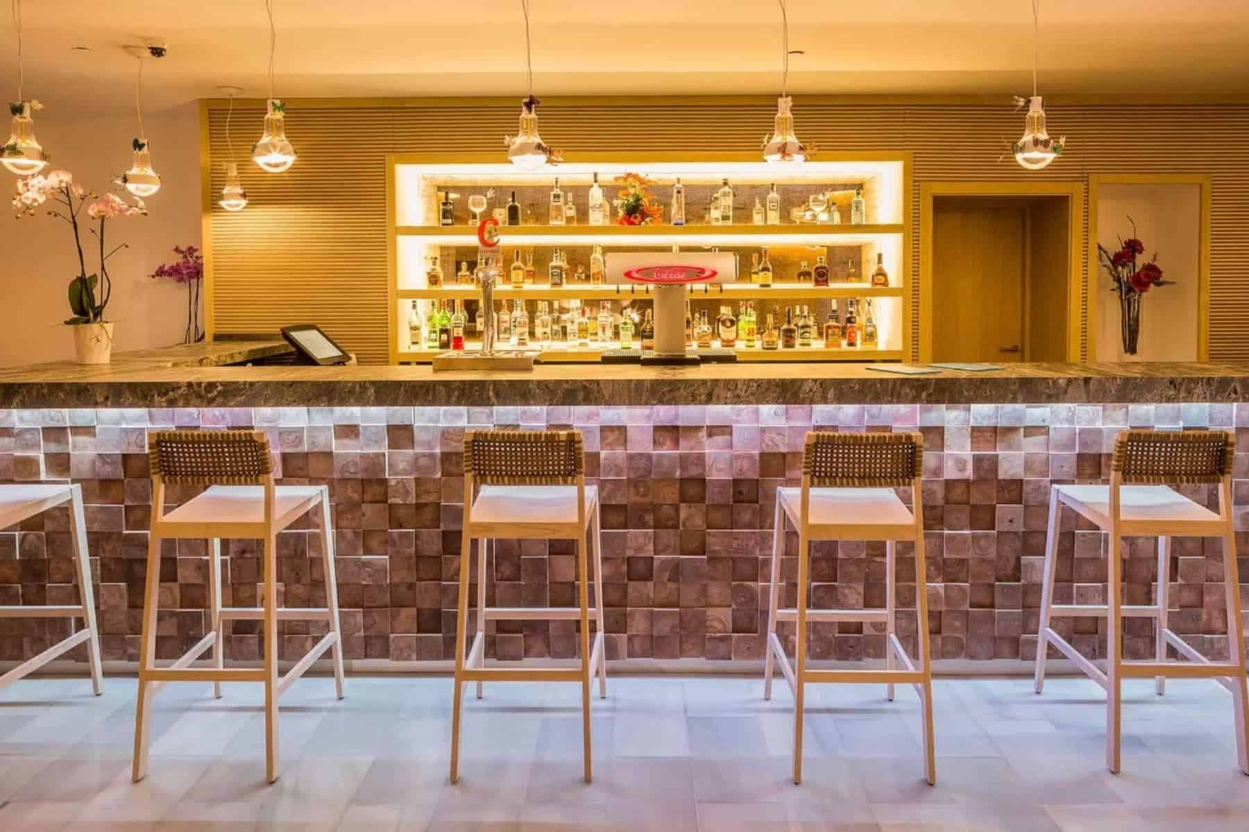 grand-palladium-white-island-bar