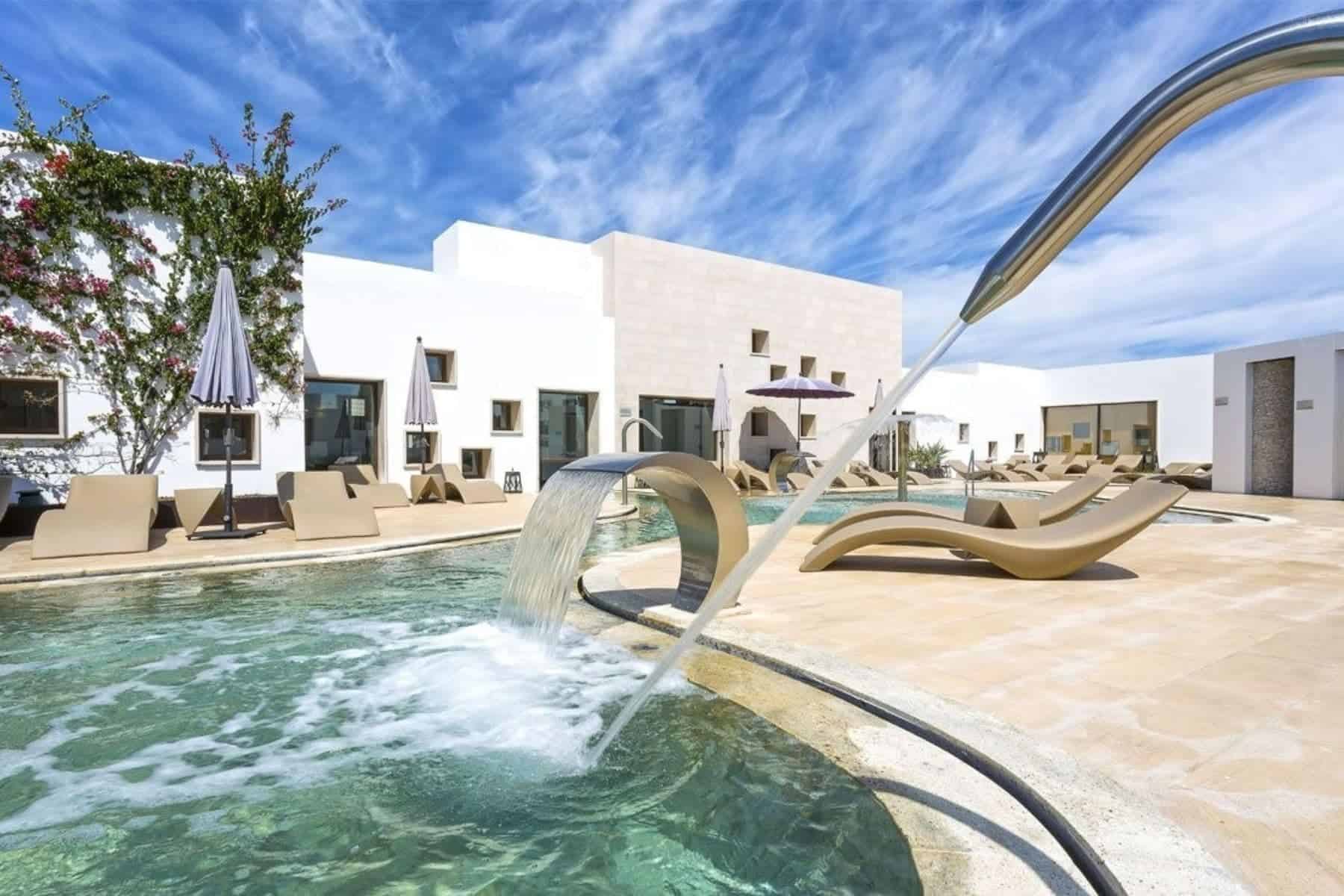 grand-palladium-white-island-pool-close