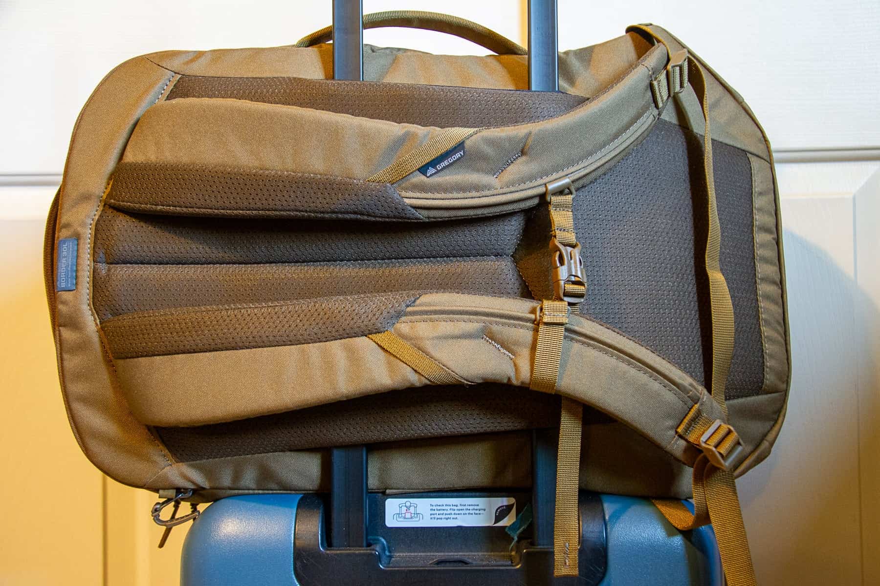 gregory-border-traveler-30-luggage-handle-pass-through-sleeve