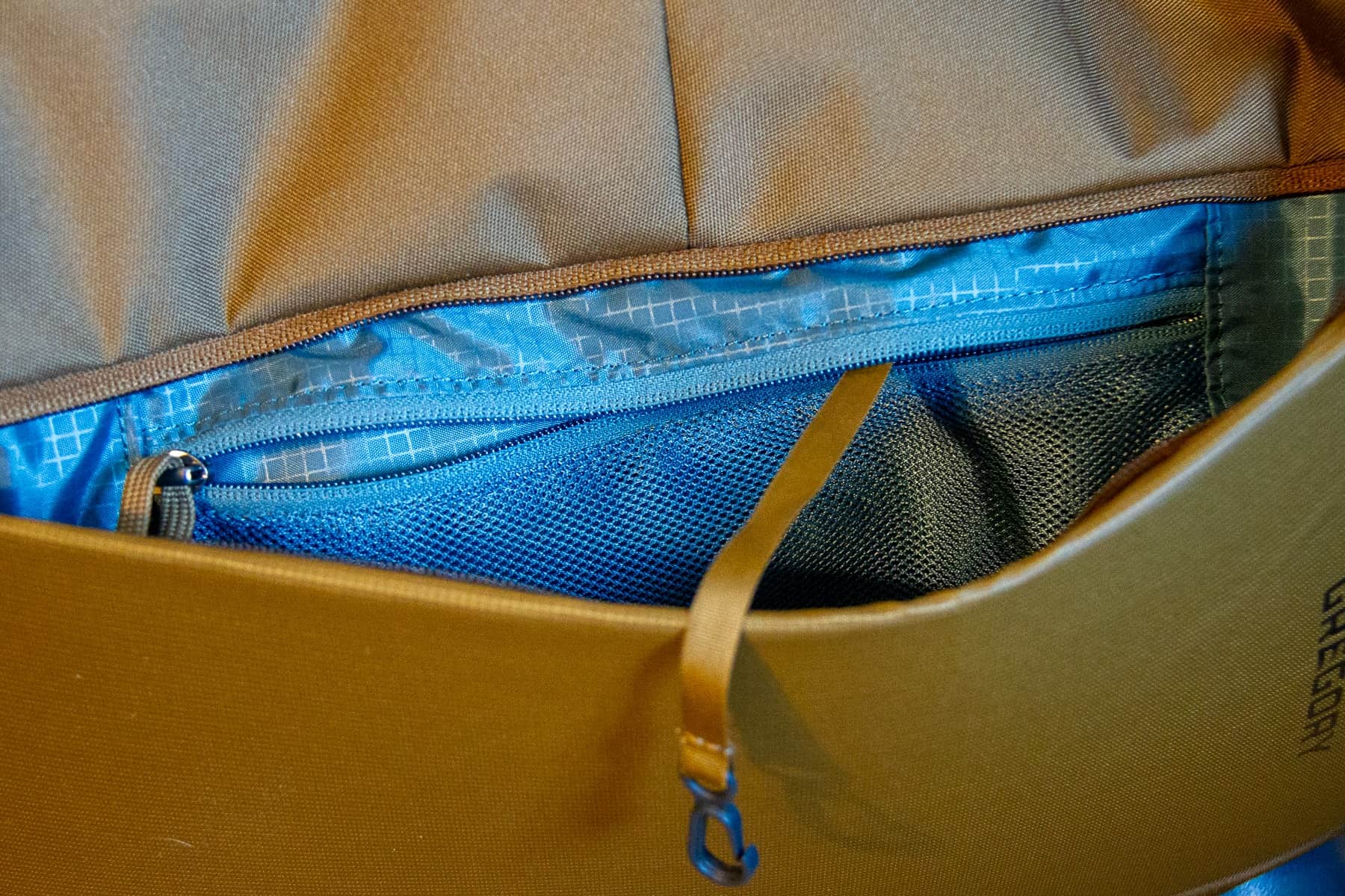 gregory-border-traveler-30-side-zippered-pocket-with-mesh-inside-pocket-and-key-clip