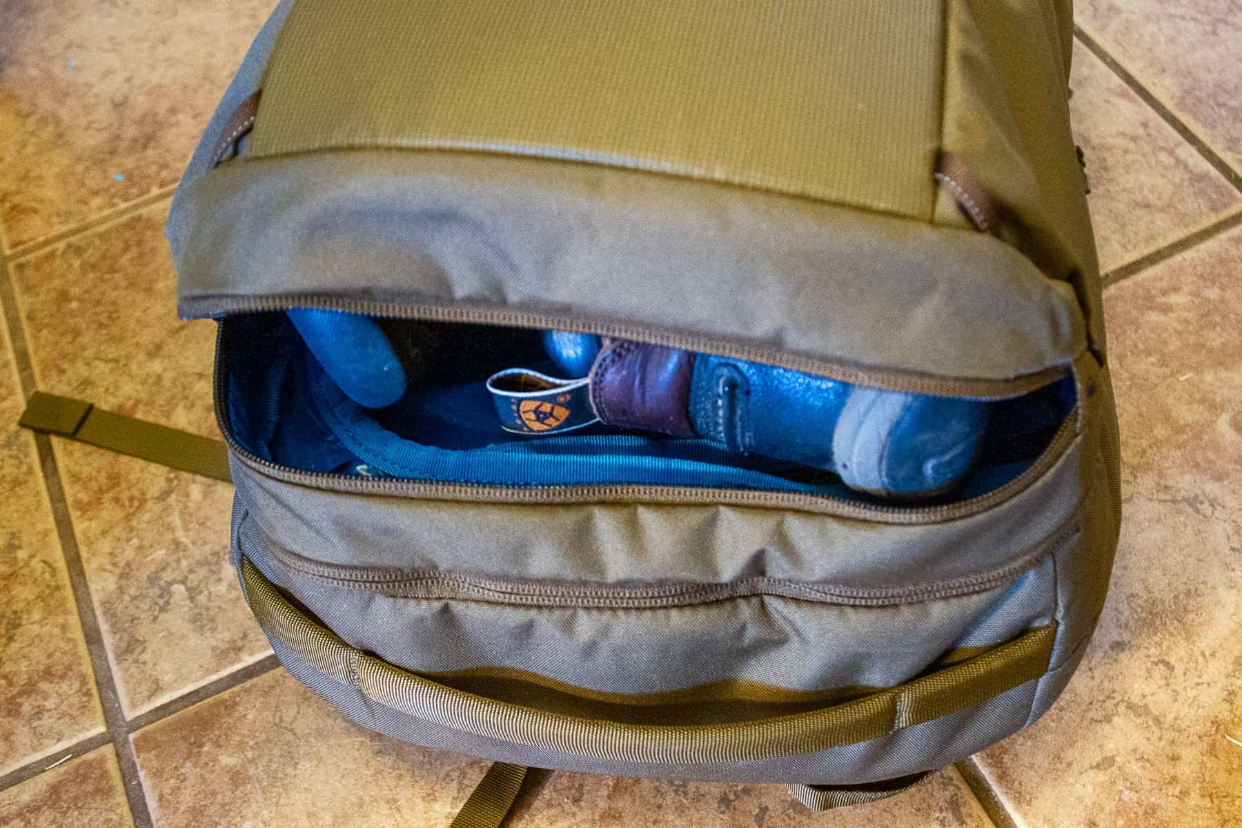 gregory-border-traveler-30-zipper-open-at-bottom-of-backpack-to-remove-dirty-items